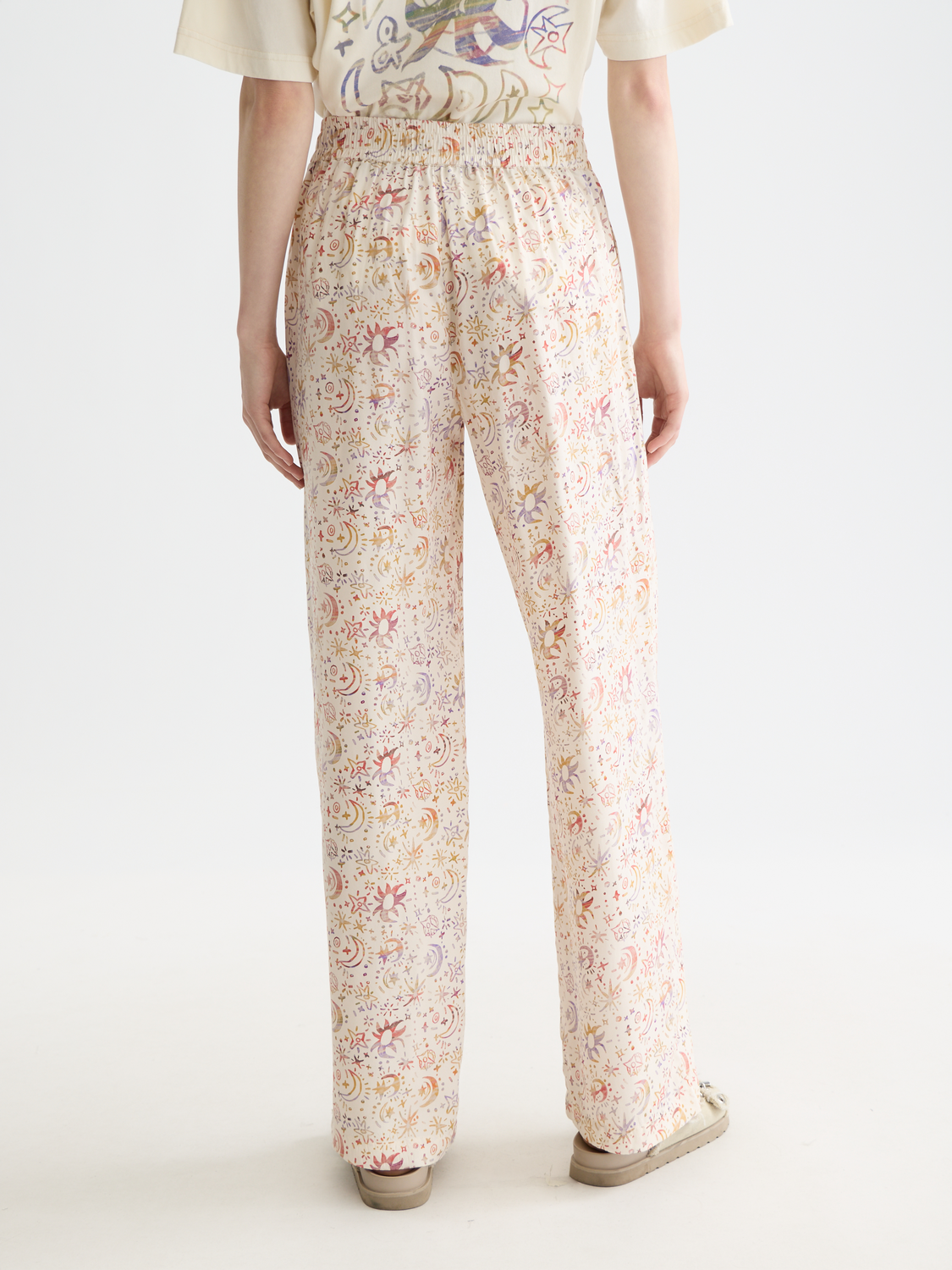 SCOTCH & SODA Gia wide-fit pants in dark fabric, shown from the back view with a relaxed, wide-leg style.