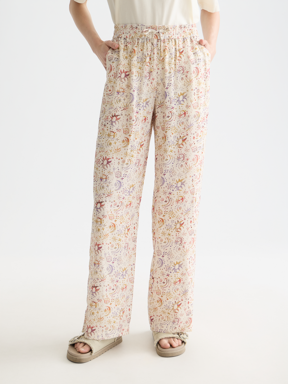 Scotch & Soda Gia wide-fit pants in neutral fabric, featuring a relaxed silhouette and front pockets.