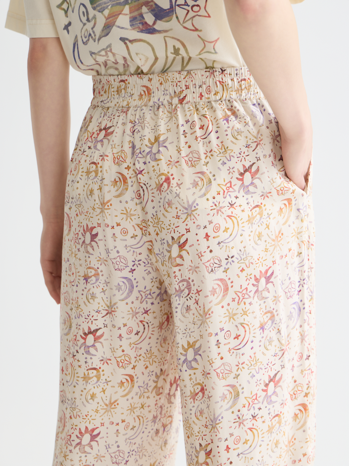 Scotch & Soda Gia wide-fit pants in neutral fabric, displayed on a model, showcasing relaxed, wide-leg style and tailored fit.