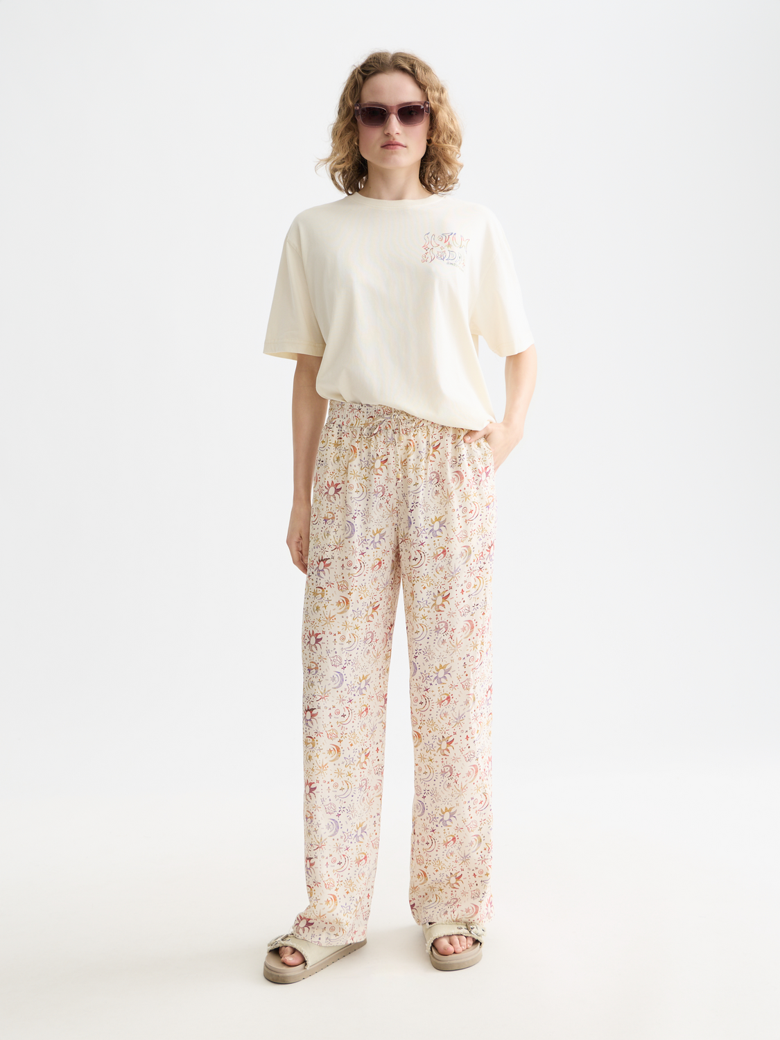 Scotch & Soda Gia wide-fit pants in neutral fabric, featuring a relaxed fit and stylish design, displayed on a model.