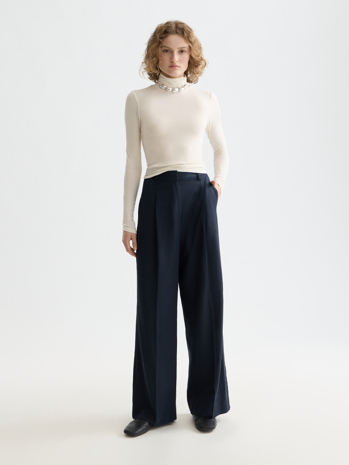 Wide-fit rose-colored pants from Scotch & Soda, featuring a relaxed fit and stylish design, shown on a model.