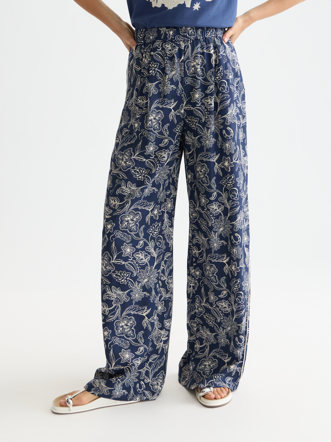 Wide-fit Eleni pants by Scotch & Soda with a relaxed silhouette, shown in a stylish front view.