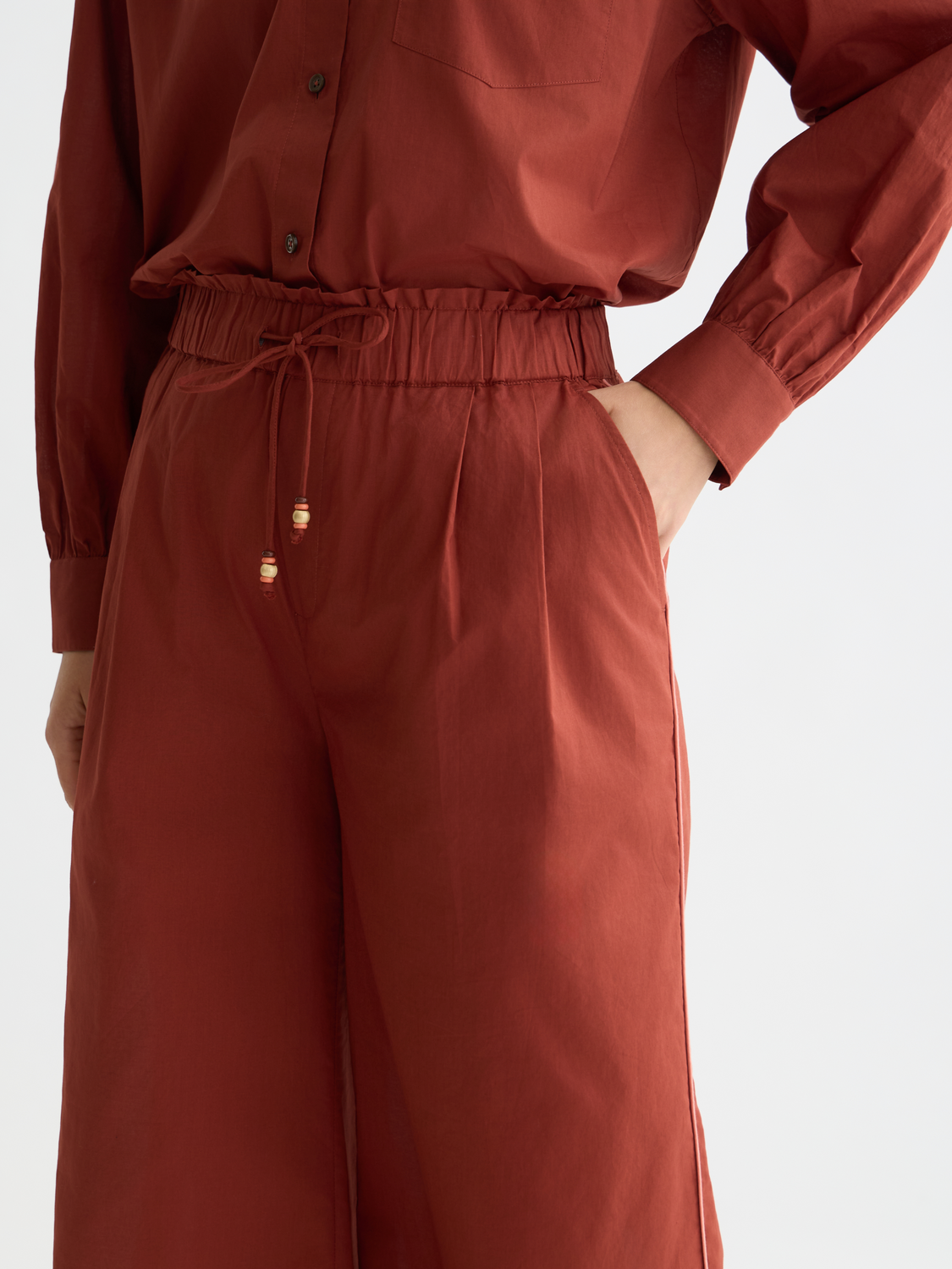 Eleni wide-fit pants by Scotch & Soda, featuring a relaxed fit and stylish design, shown on a model.