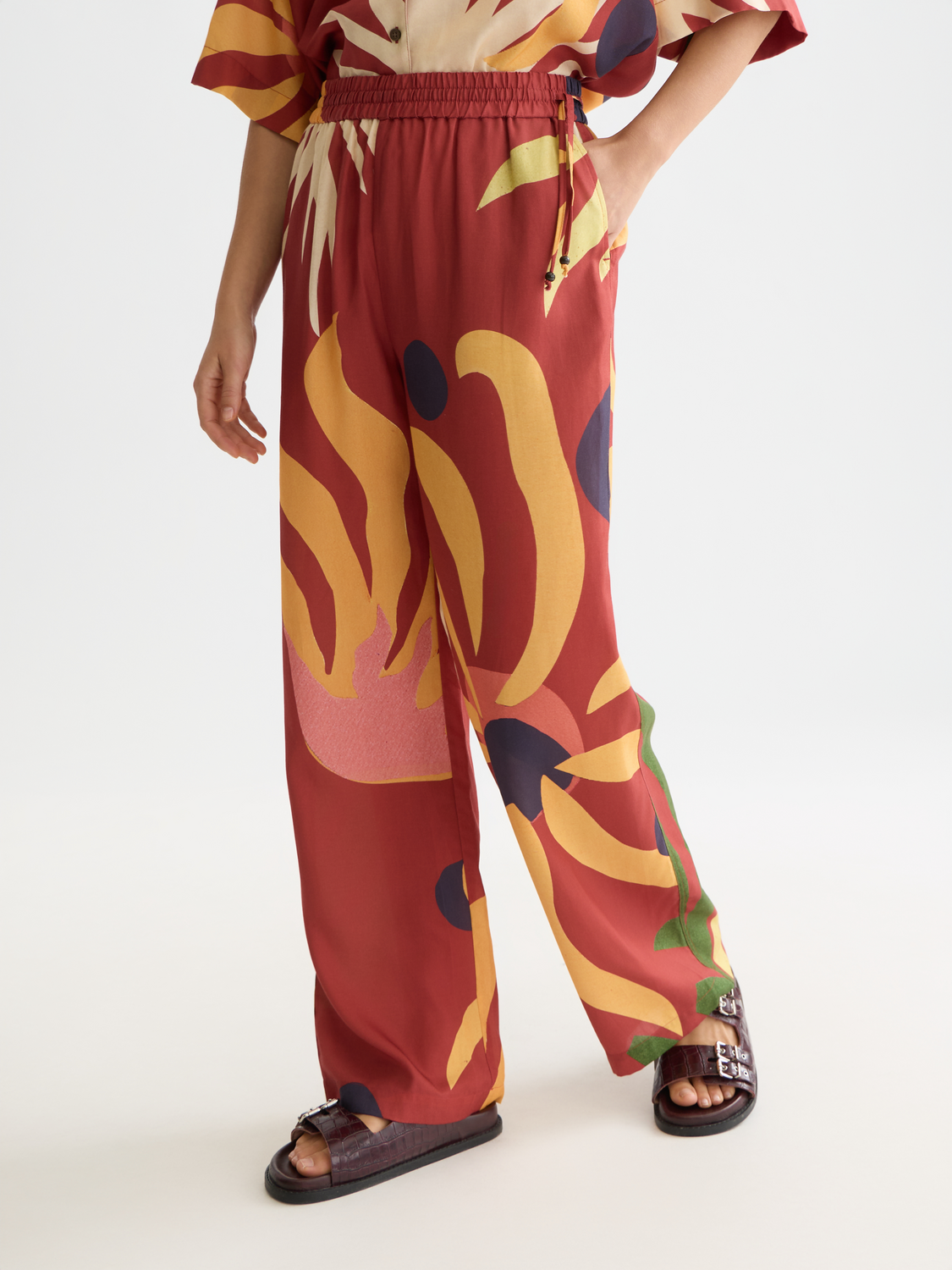Scotch & Soda Gia wide-fit pants in a classic fabric with a relaxed fit and tailored waistband, displayed on a model.