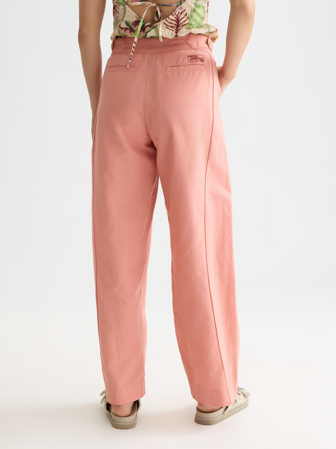 Scotch & Soda Quinn pleated pants in dark fabric, front view showing tailored design and pleats, casual yet stylish pants for women