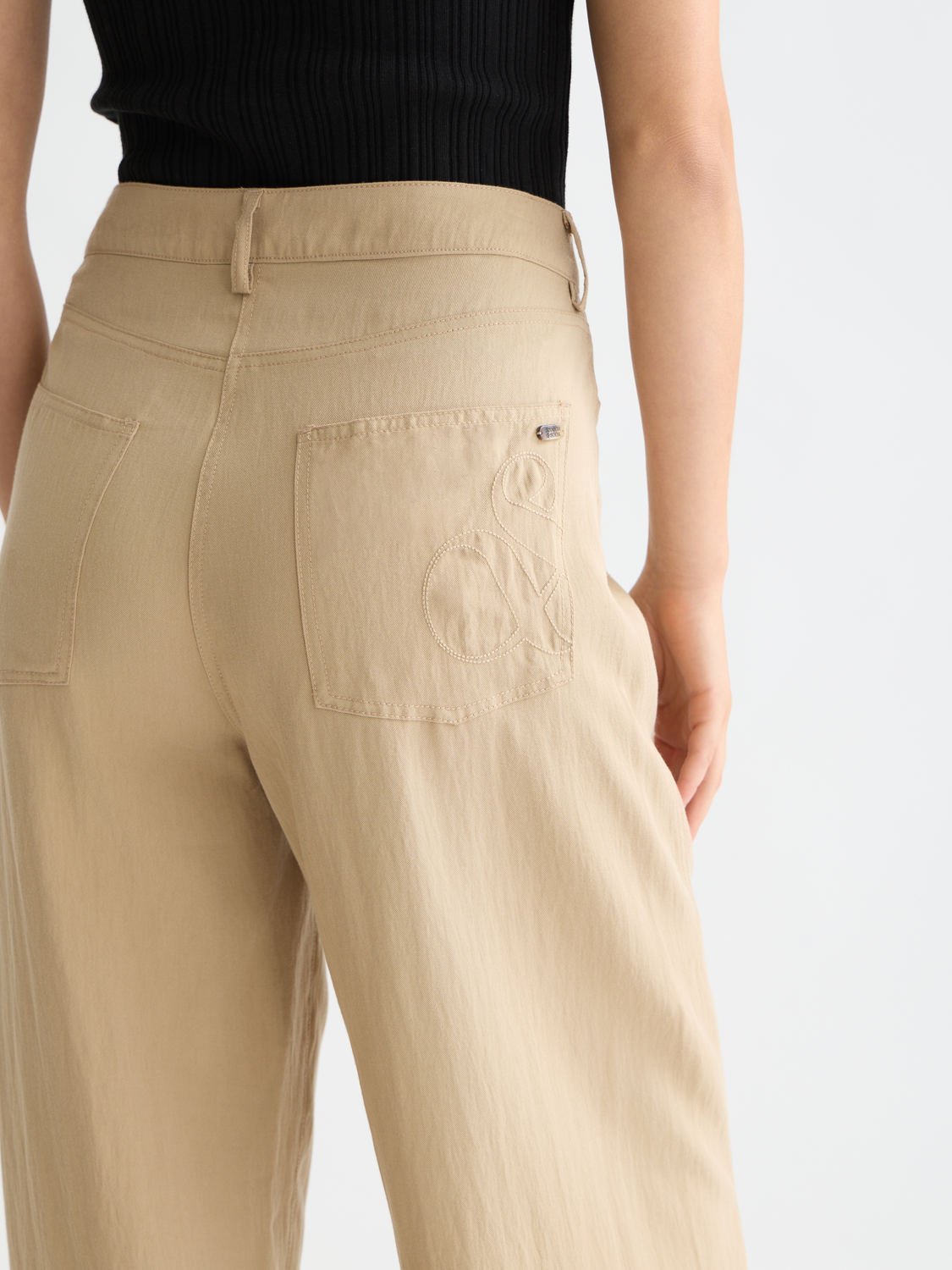 Scotch & Soda Lotus barrel leg pants in a relaxed fit, featuring a high waist and tapered legs, shown in a neutral fabric.