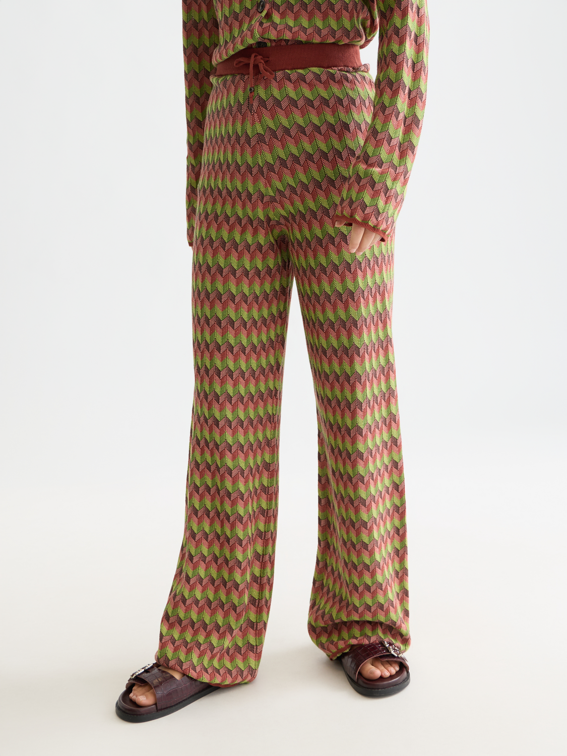 Gray knitted sweatpants by Scotch & Soda, featuring a comfortable fit and ribbed cuffs, ideal for casual wear.