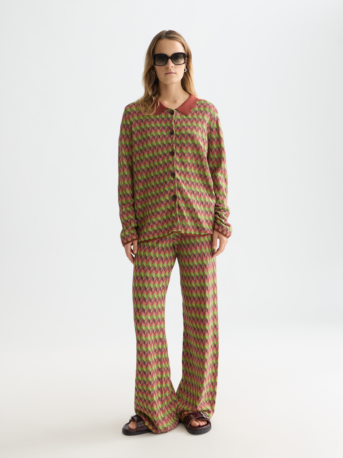 Scotch & Soda knitted sweatpants in a relaxed fit, featuring a soft knit fabric and classic design, worn by a model.