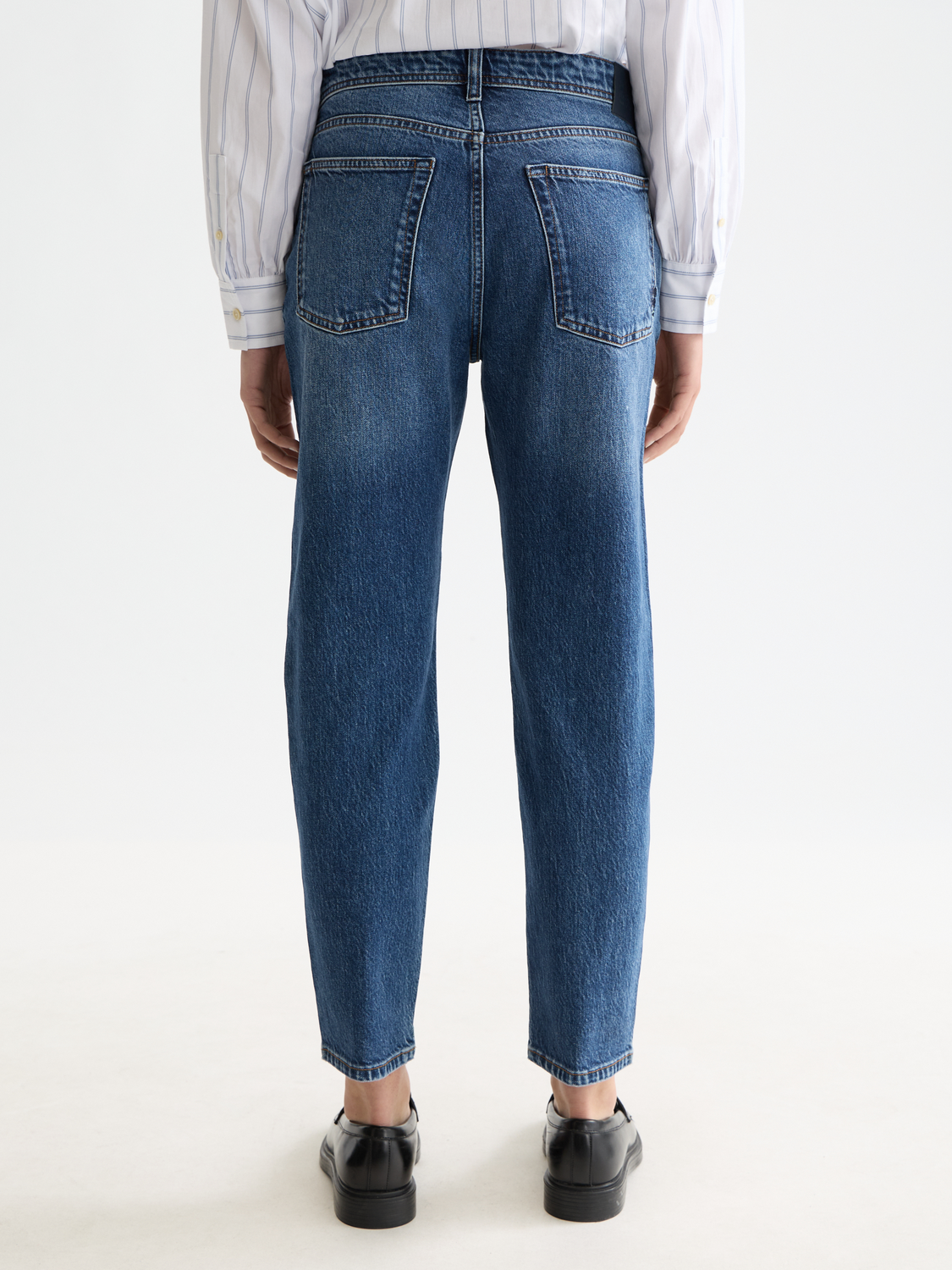 Dark blue Scotch & Soda Buzz boyfriend-fit denim jeans displayed on a model, showcasing relaxed fit and classic five-pocket design.