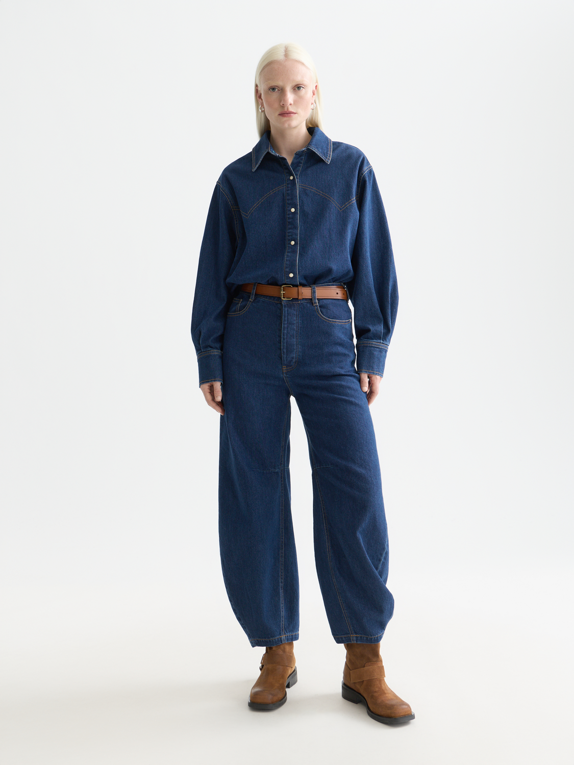 Scotch & Soda denim Loop barrel leg jeans displayed on a model, showcasing classic fit and stylish design details.