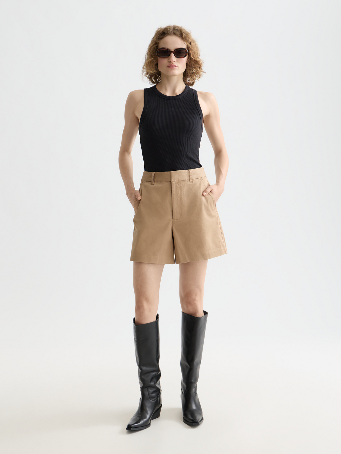Scotch & Soda Abbott chino shorts in neutral color, featuring classic design and tailored fit, displayed on a model.