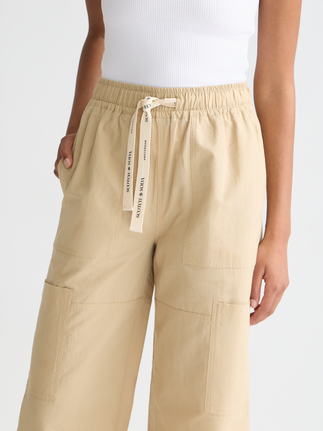 Noa wide-fit pants by Scotch & Soda, featuring a relaxed fit and stylish design, shown in a natural fabric and neutral color.