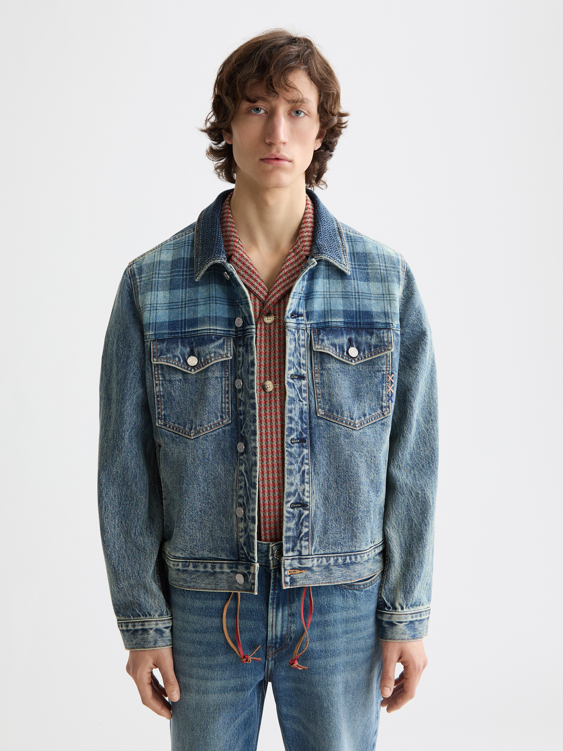 SCOTCH & SODA denim trucker jacket with classic fit, featuring button closure, chest pockets, and faded blue denim fabric.