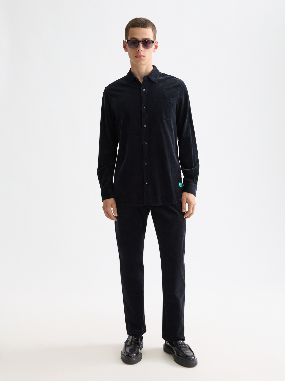 SCOTCH & SODA Zee straight-fit pants in neutral fabric, featuring a classic waistband and tailored silhouette.