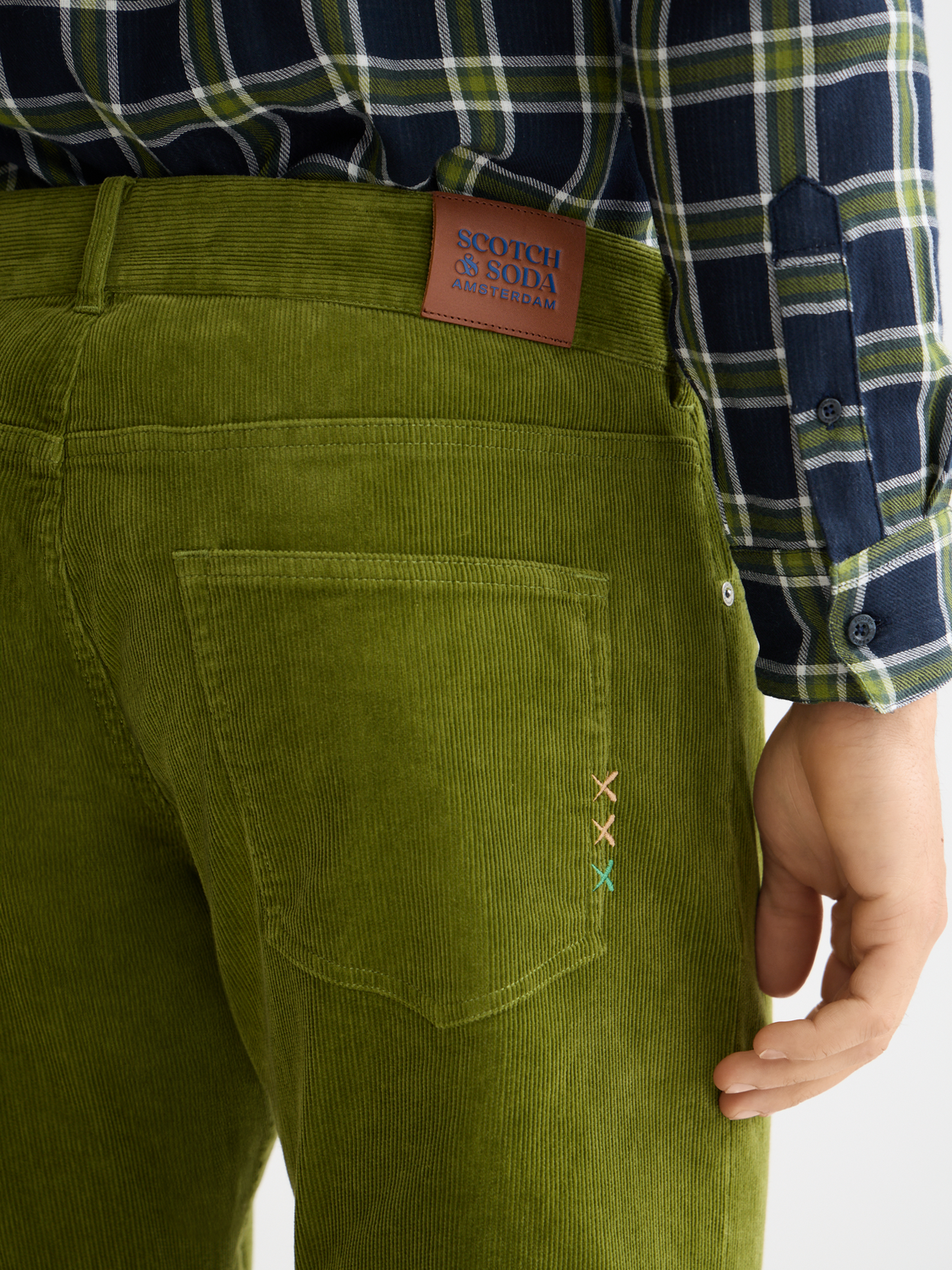 SCOTCH & SODA Zee straight-fit pants in neutral fabric, showcasing a tailored design and slim silhouette.