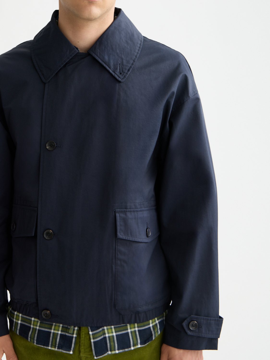 Short trench coat by Scotch & Soda, stylish lightweight jacket with a classic collar and button front design.