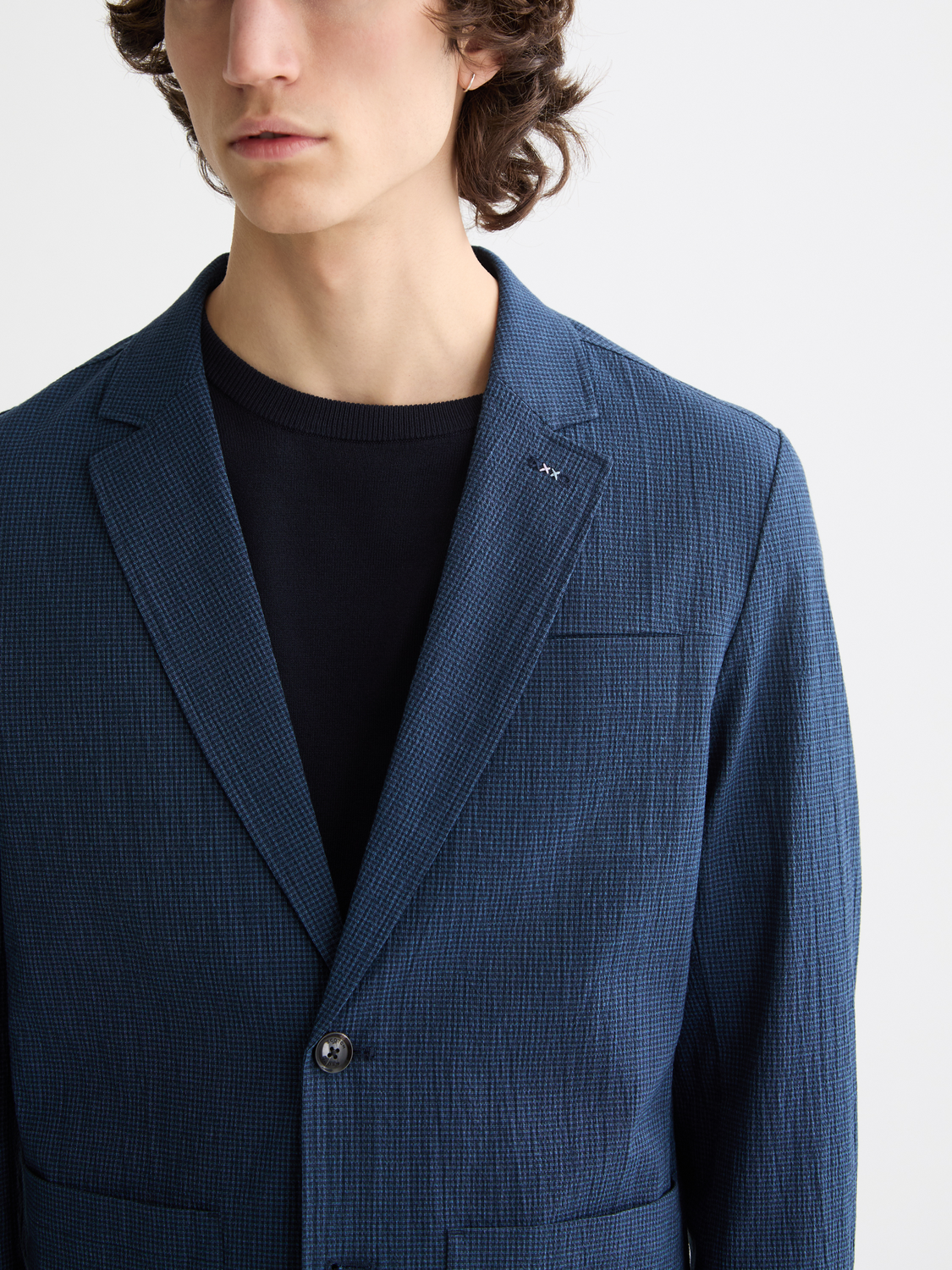 Scotch & Soda seersucker blazer with a lightweight, striped fabric, tailored fit, and classic lapel for a stylish, casual look.