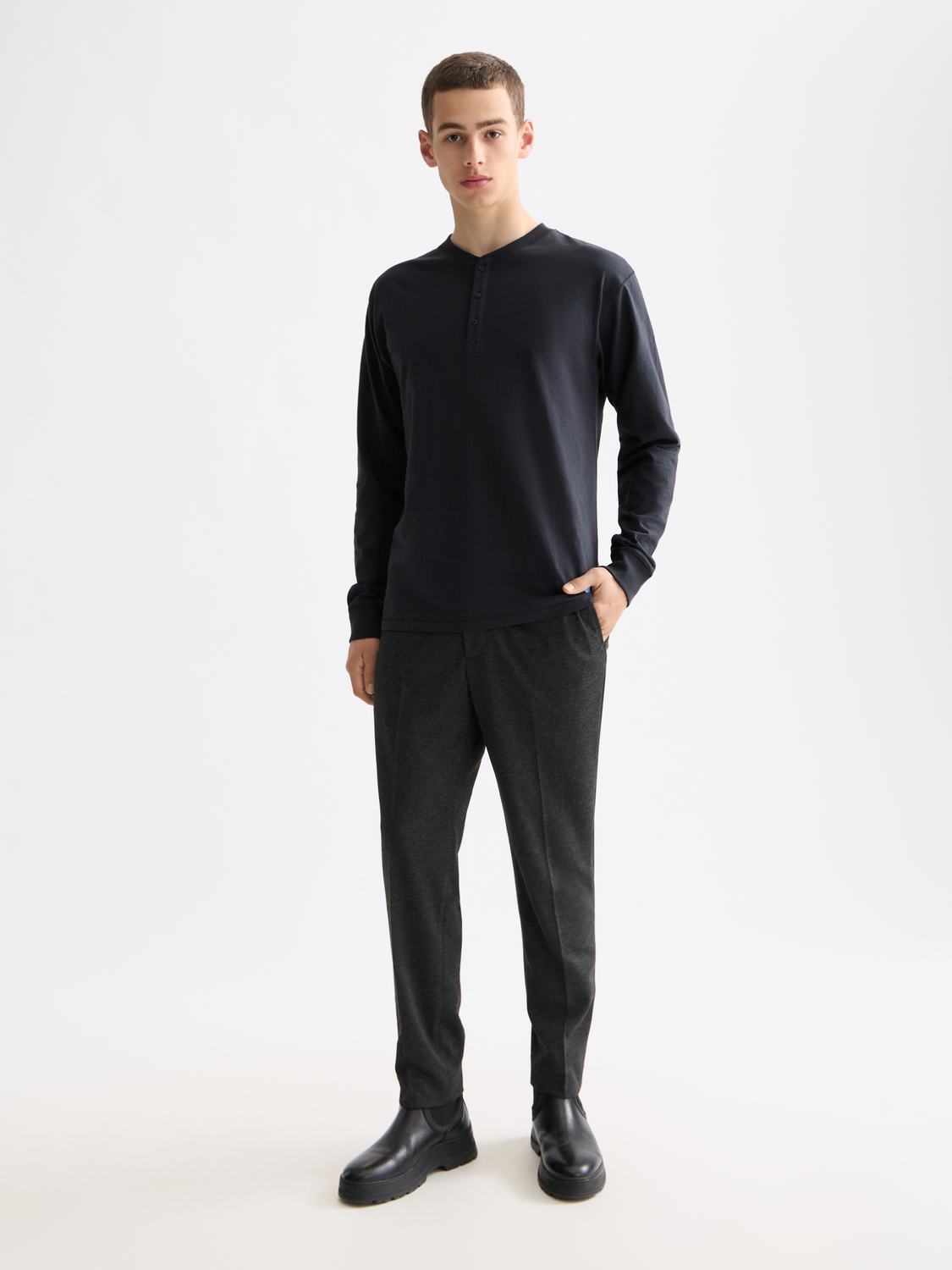 SCOTCH & SODA Finch tapered-fit pants in dark fabric, showing a close-up of the stylish, tailored design and waistband.