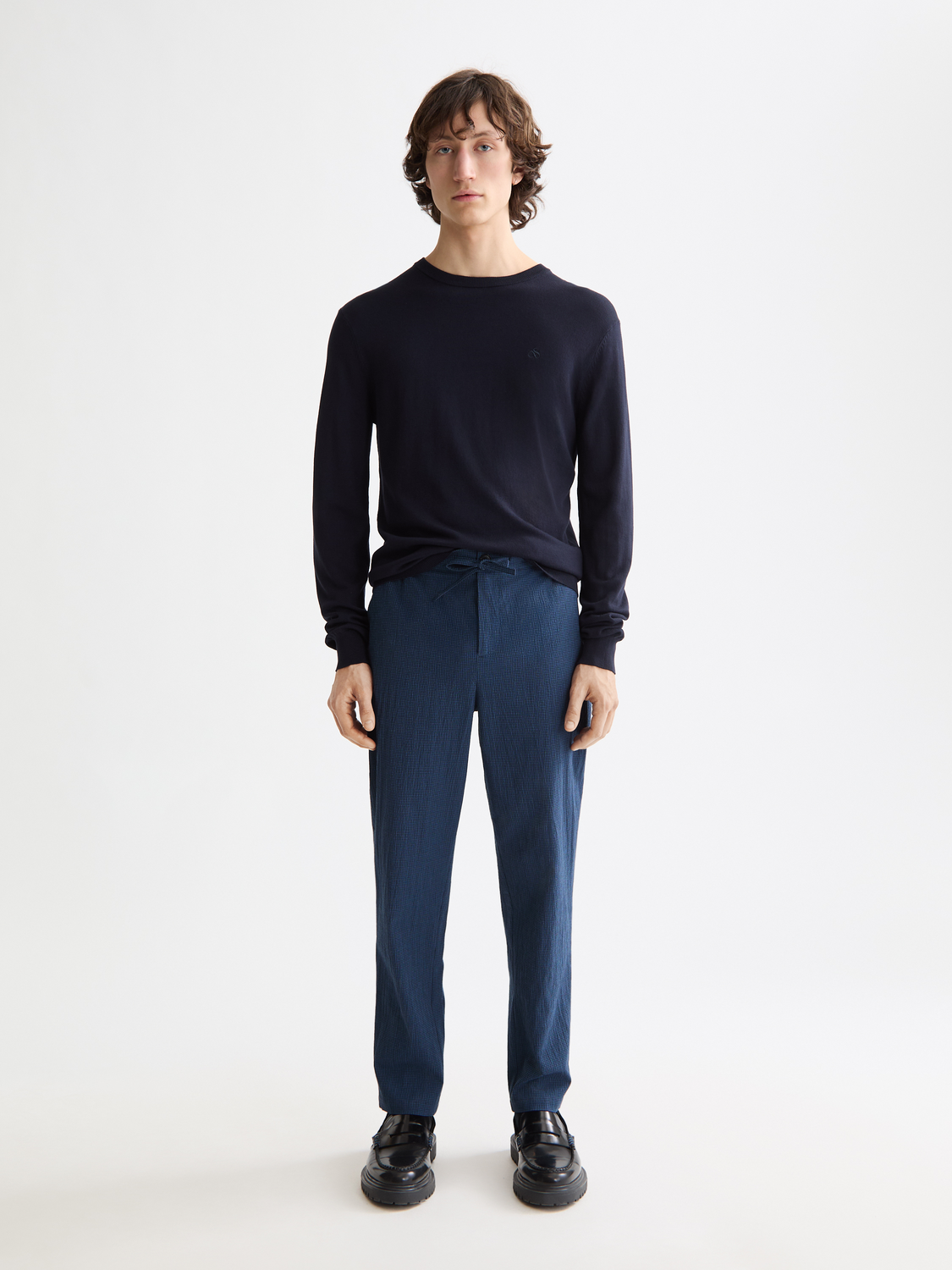 SCOTCH & SODA Finch tapered-fit pants in a stylish design, shown on a model, emphasizing fit and fabric details.