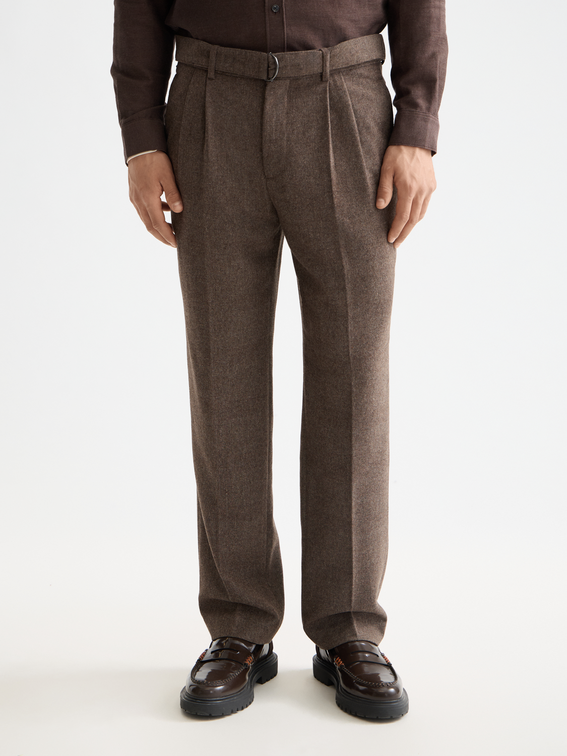 Yarn-dyed Scotch & Soda chino pants in a classic fit, shown in a front view with detailed fabric texture and stitching.