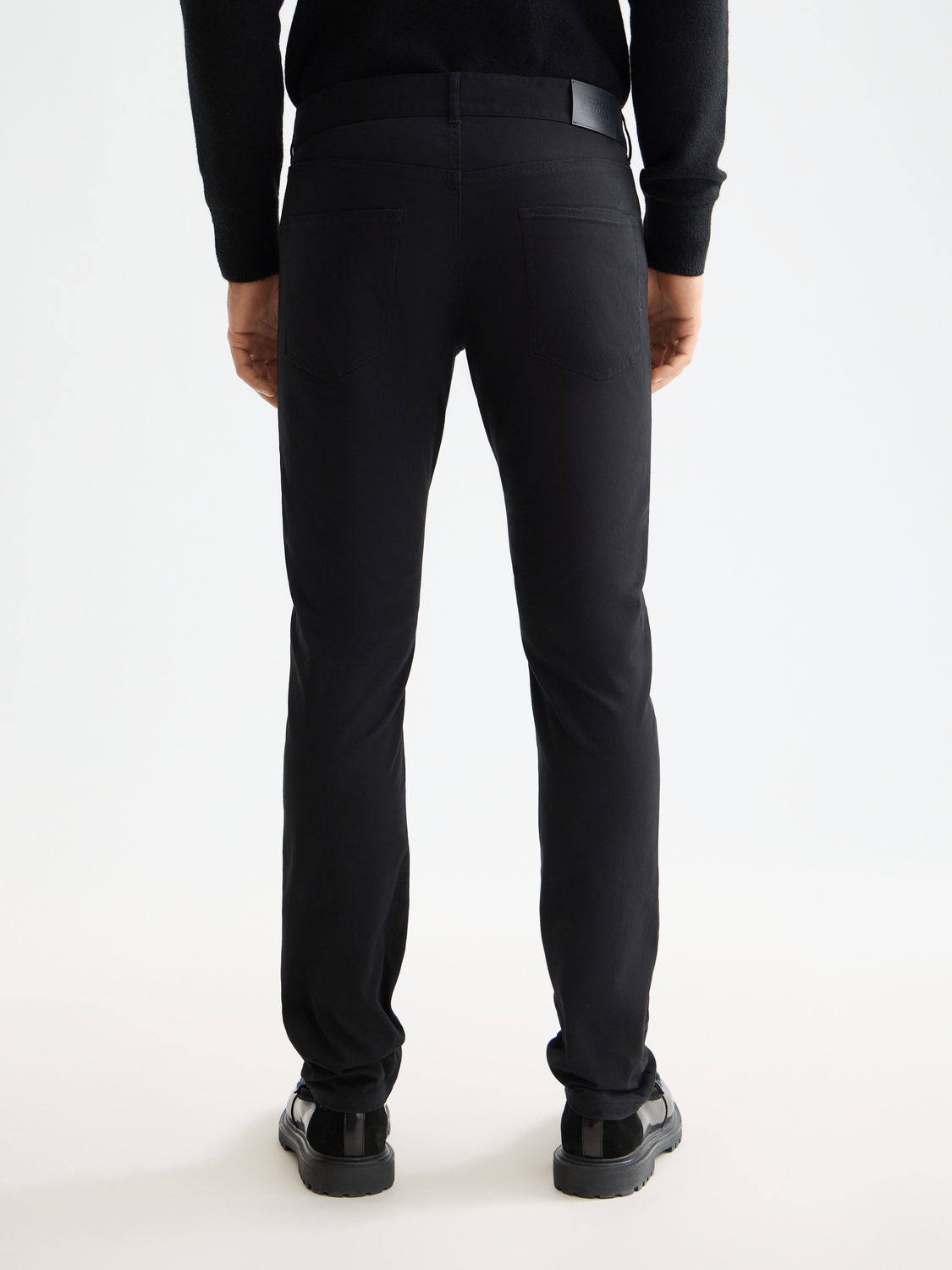 SCOTCH & SODA Ralston slim-fit 5-pocket pants in dark fabric, front view showing tailored design and classic pocket details.
