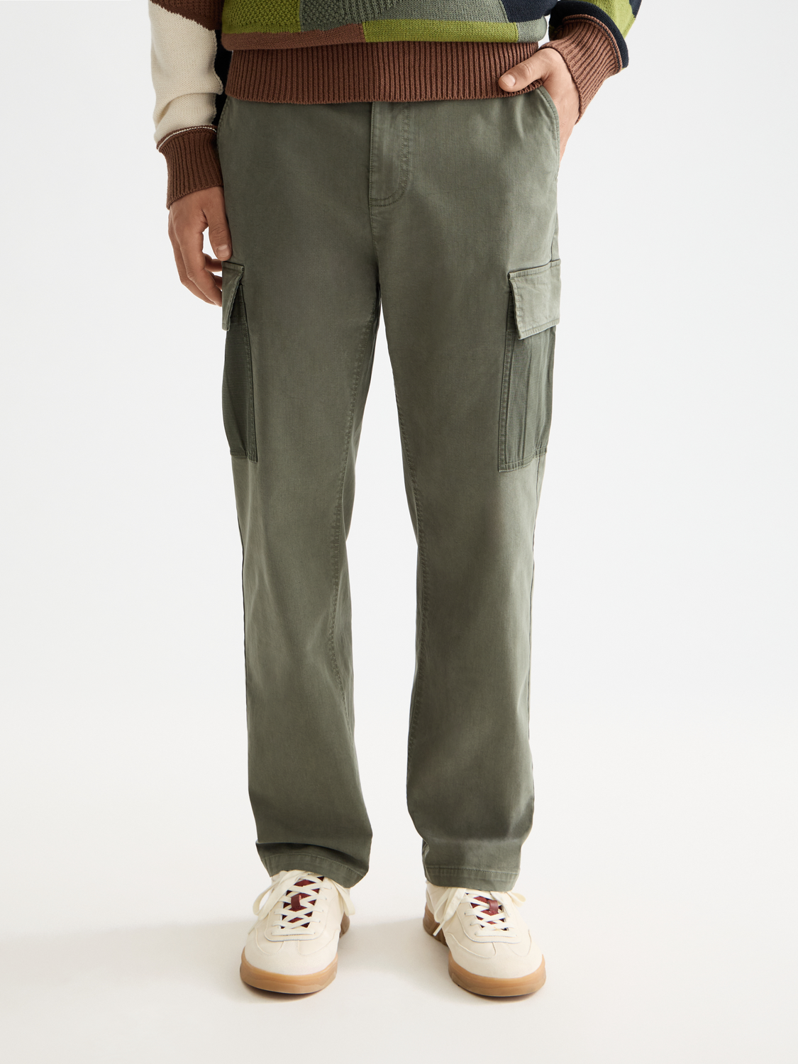 Scotch & Soda Harper cargo pants in olive green with multiple pockets and relaxed fit, displayed on a hanger.