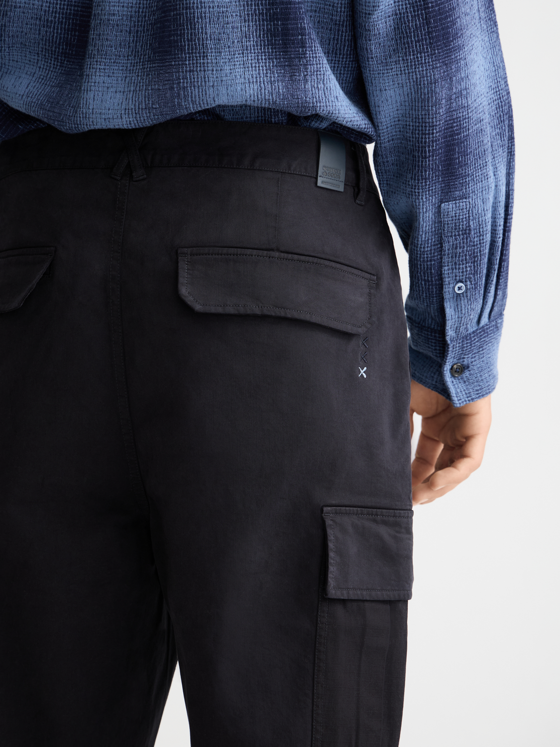 SCOTCH & SODA Harper cargo pants, men's casual pants with multiple pockets, in olive green fabric.