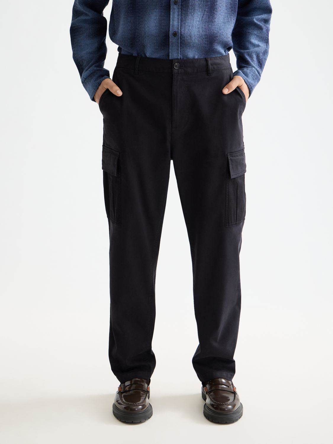 SCOTCH & SODA Harper cargo pants in olive green, with multiple pockets and relaxed fit, shown on a model.