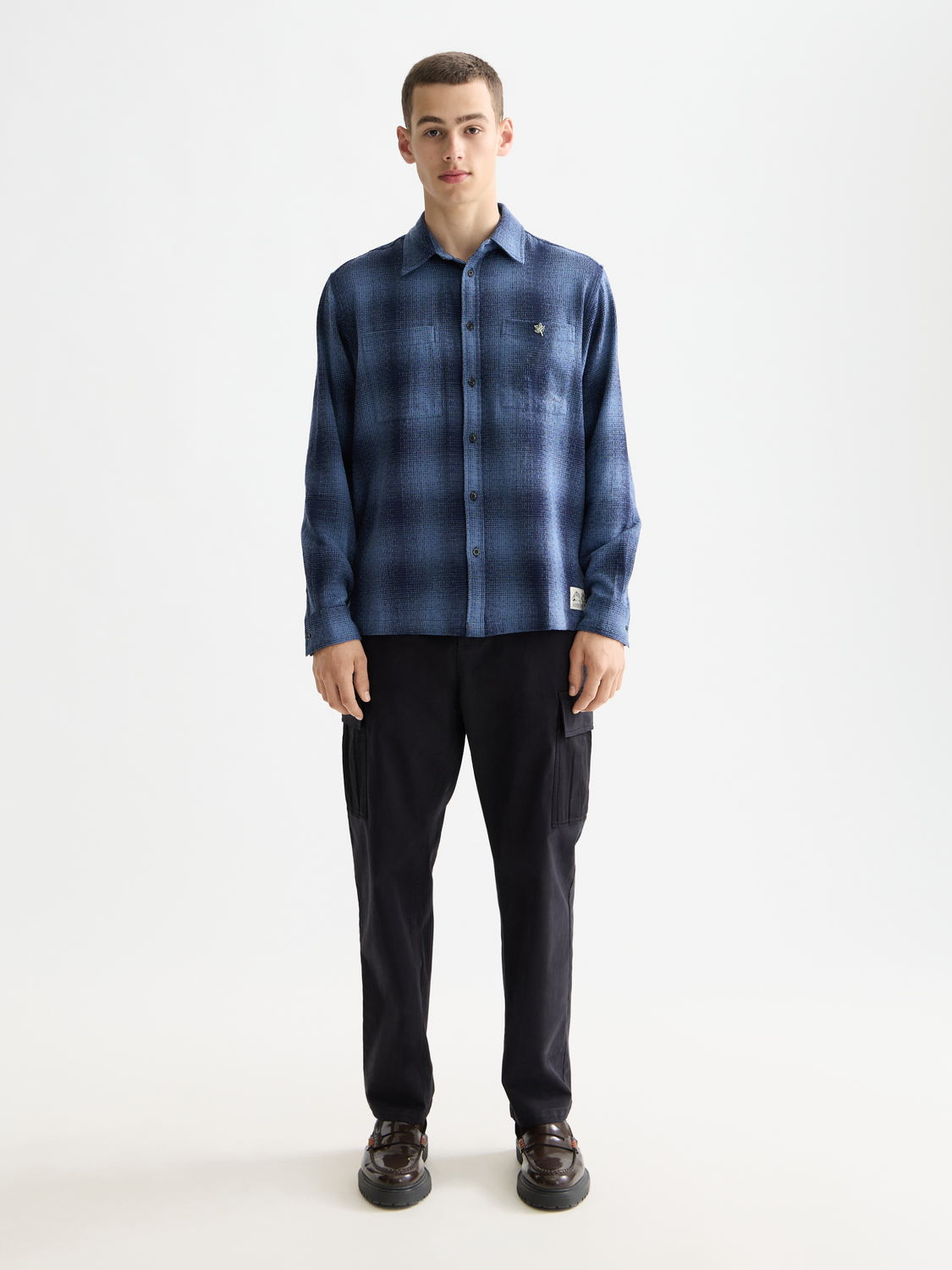 SCOTCH & SODA Harper cargo pants, men's casual pants with multiple pockets, in neutral fabric, front view.