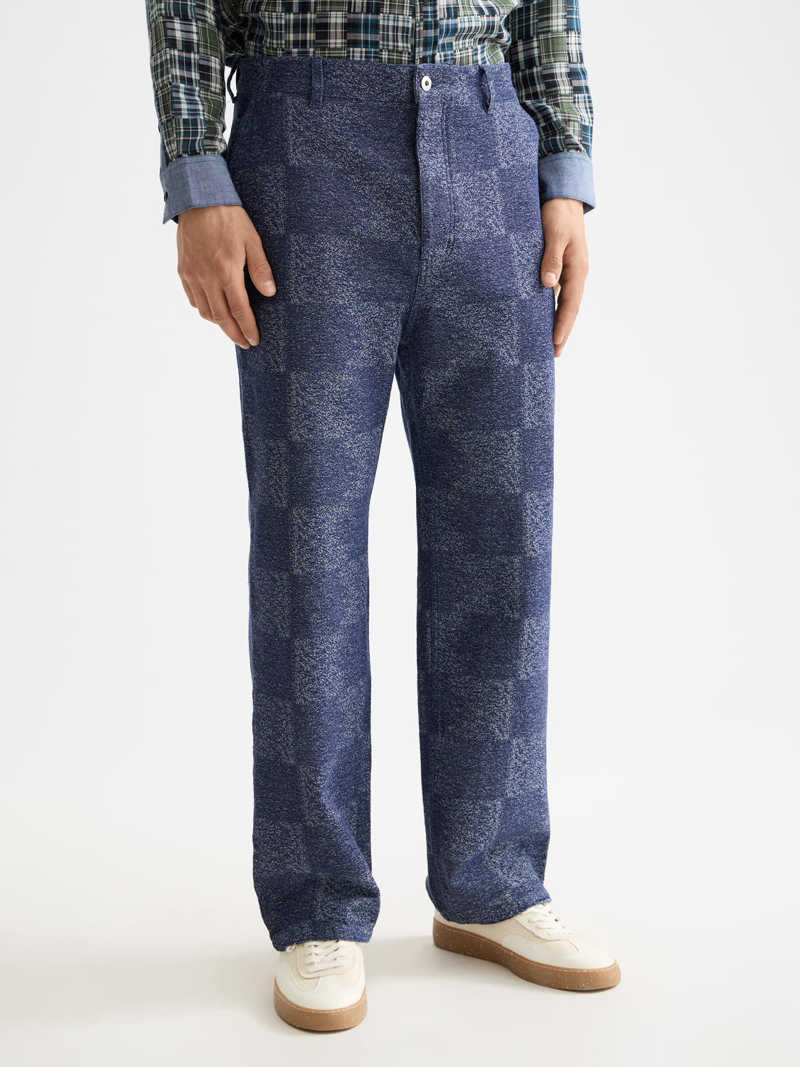 SCOTCH & SODA pitch loose fit chinos pants in neutral color, shown front view with belt loops and tailored fit