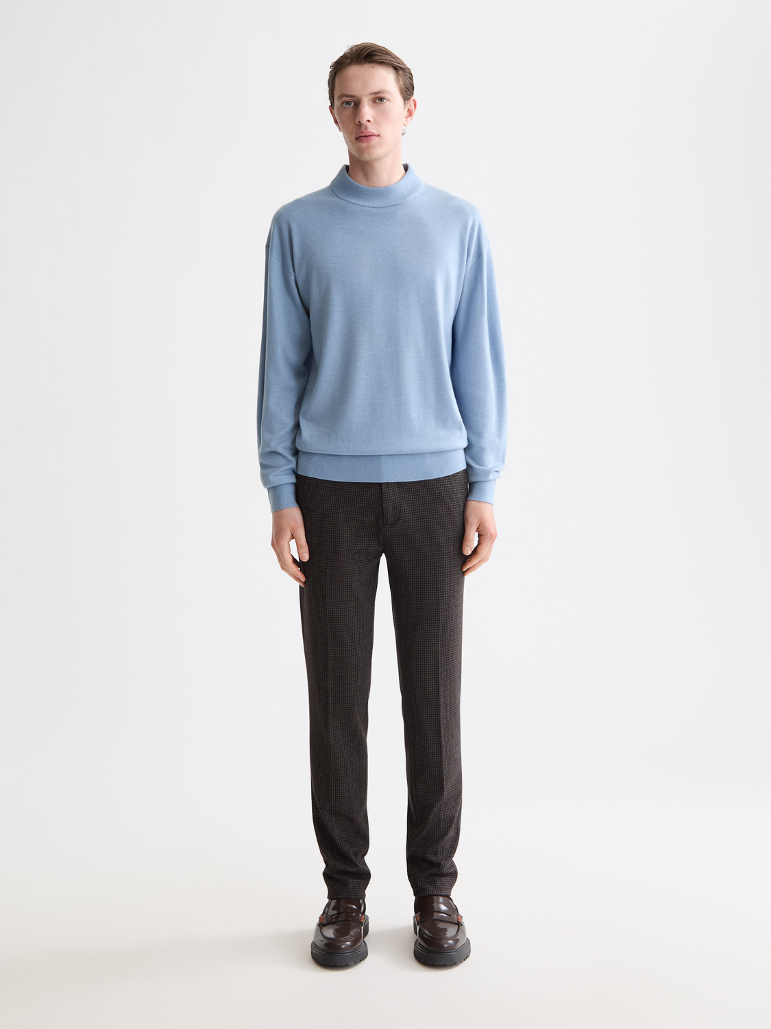 Slim-fit Scotch & Soda Mott super slim-fit chinos pants in a versatile color, displayed on a mannequin.