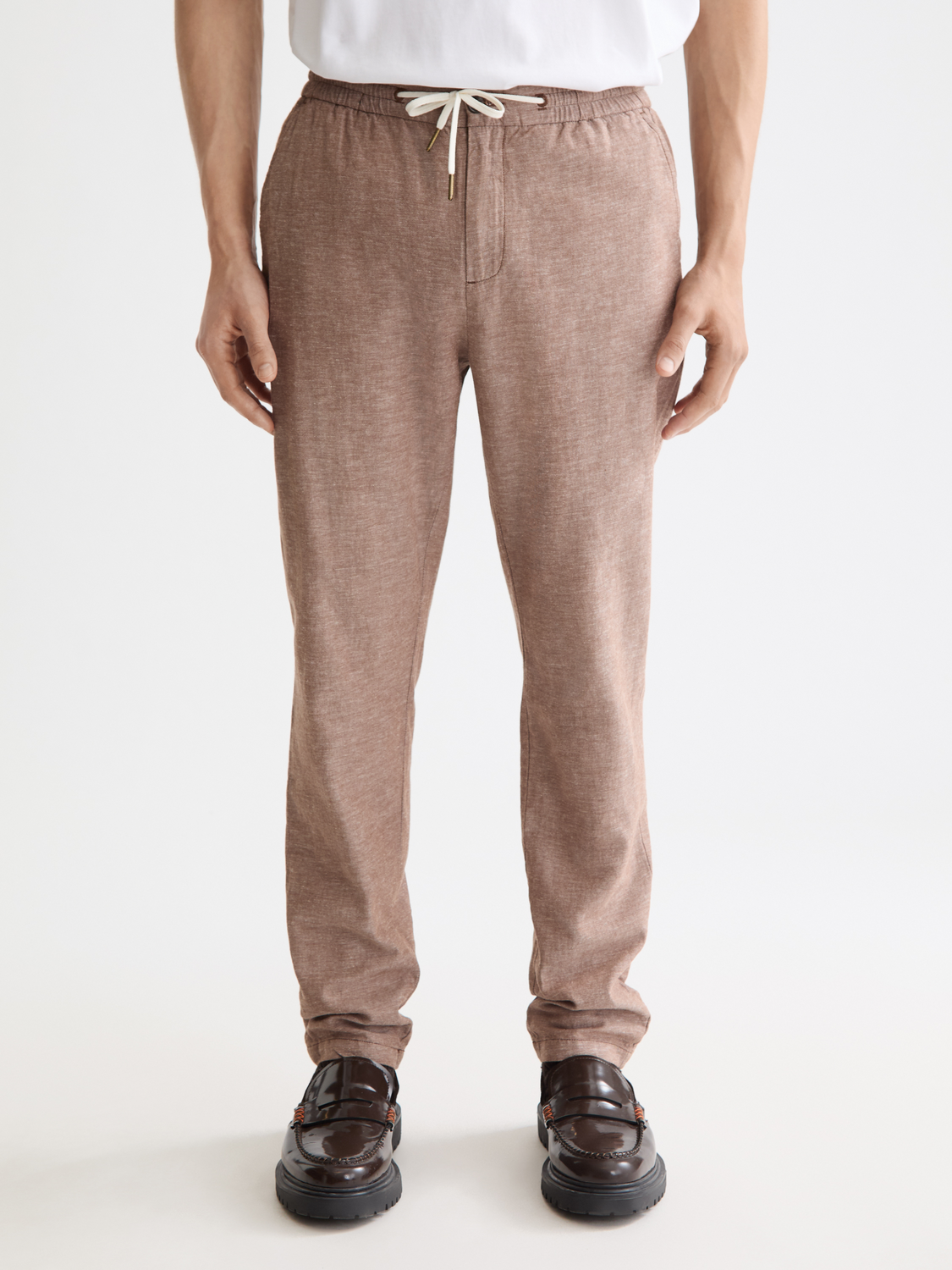 SCOTCH & SODA Warren joggers, casual pants in dark red with elastic waistband and relaxed fit, displayed on a neutral background.