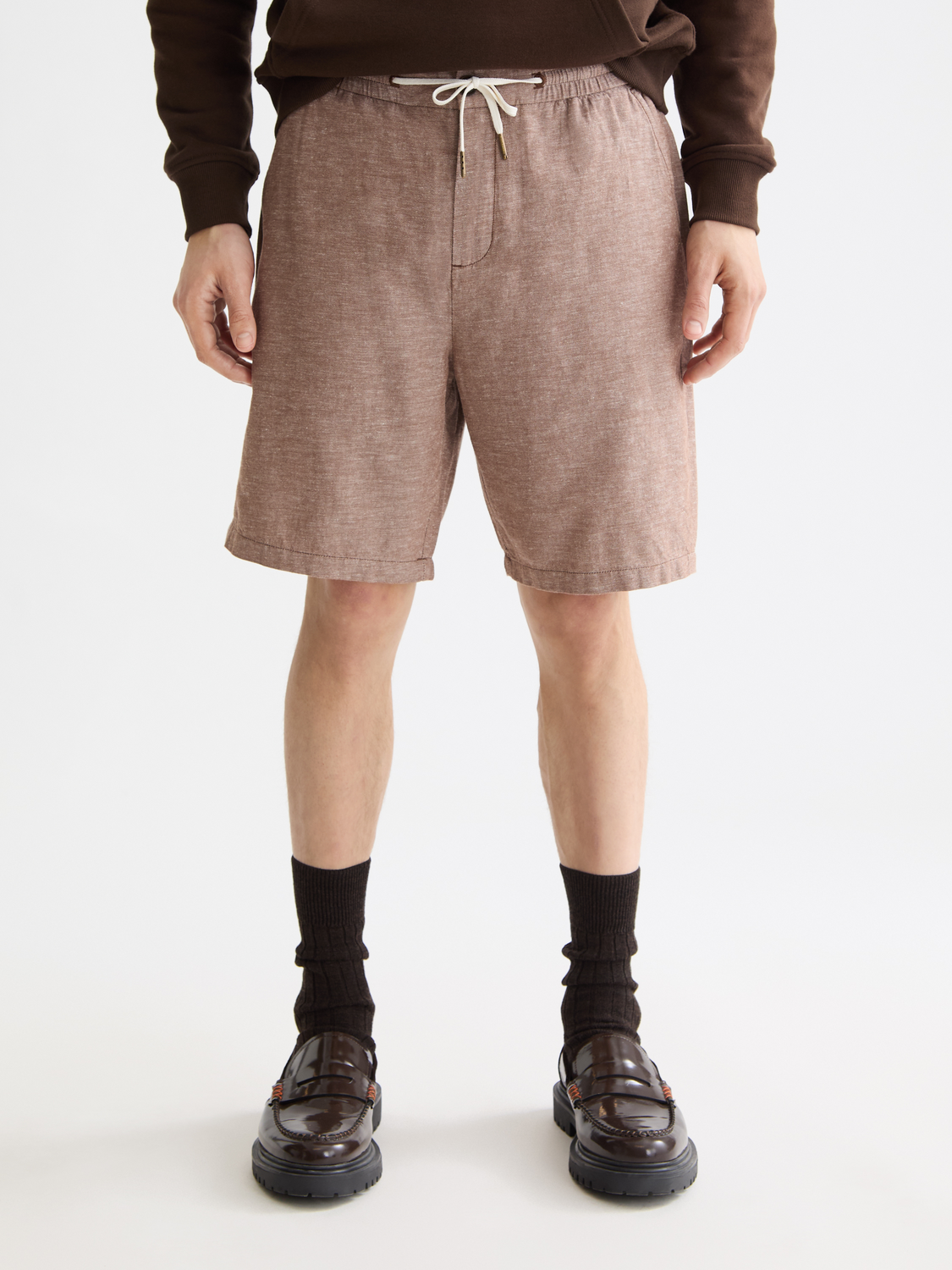 SCOTCH & SODA Fave cotton-linen shorts in neutral color, featuring a relaxed fit and casual style, shown on a model.