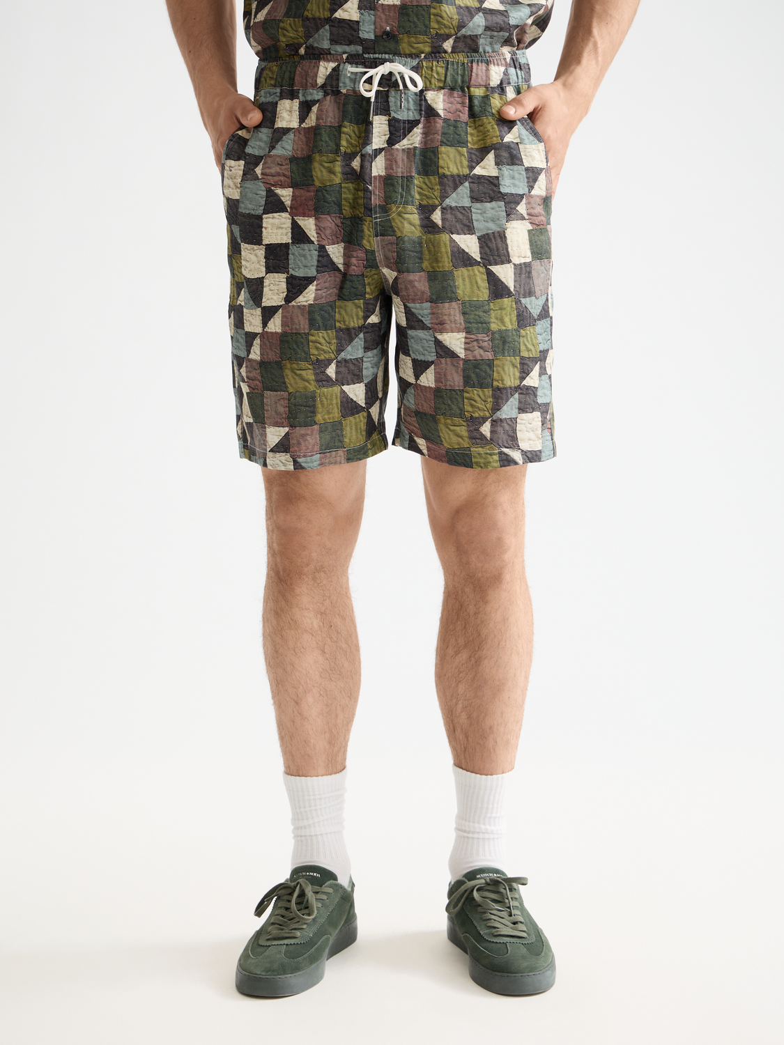 SCOTCH & SODA Fave printed shorts with colorful floral pattern and relaxed fit, displayed on a hanger.
