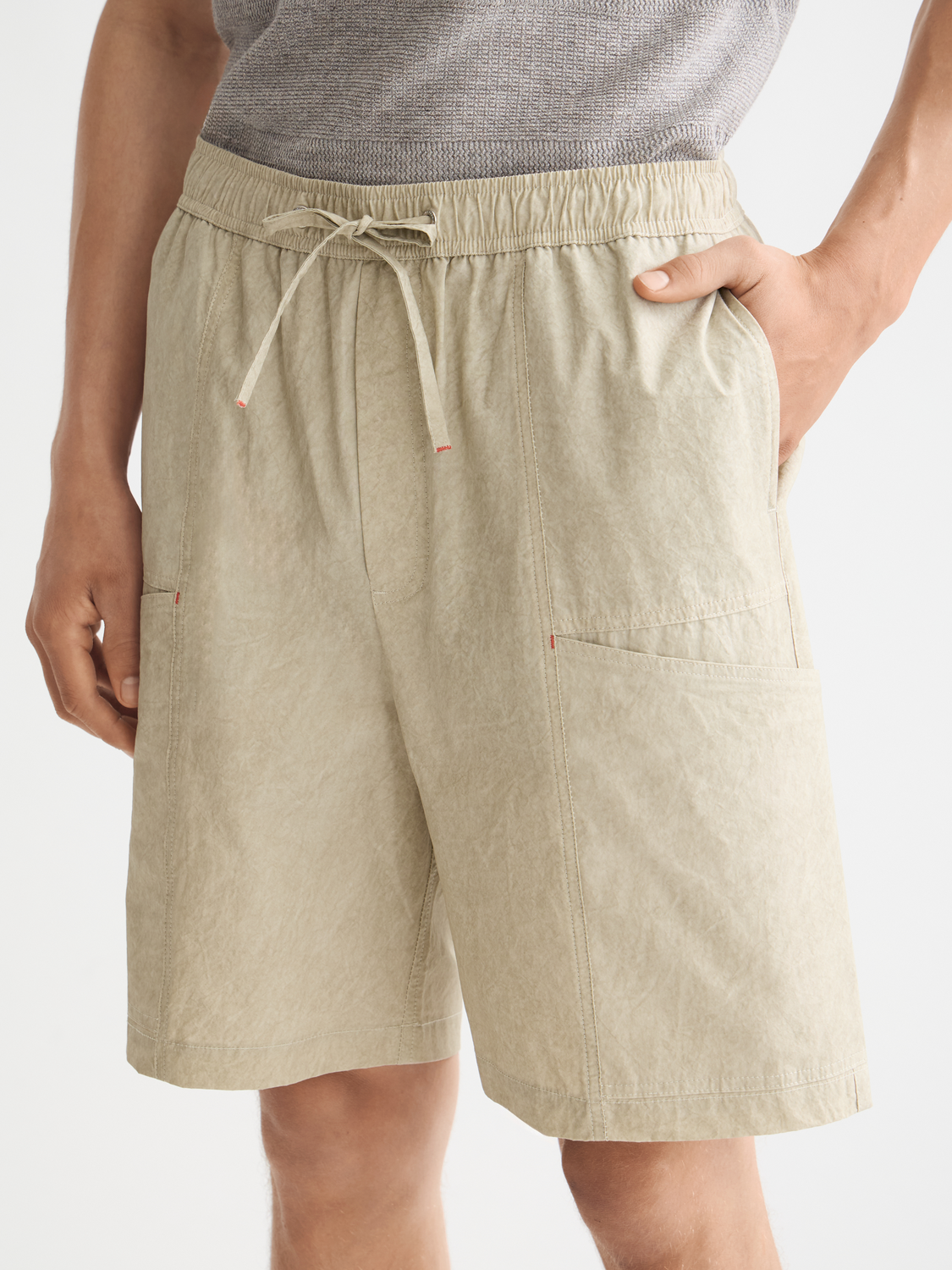 SCOTCH & SODA cargo shorts featuring multiple pockets, casual fit, and lightweight fabric, perfect for summer wear.