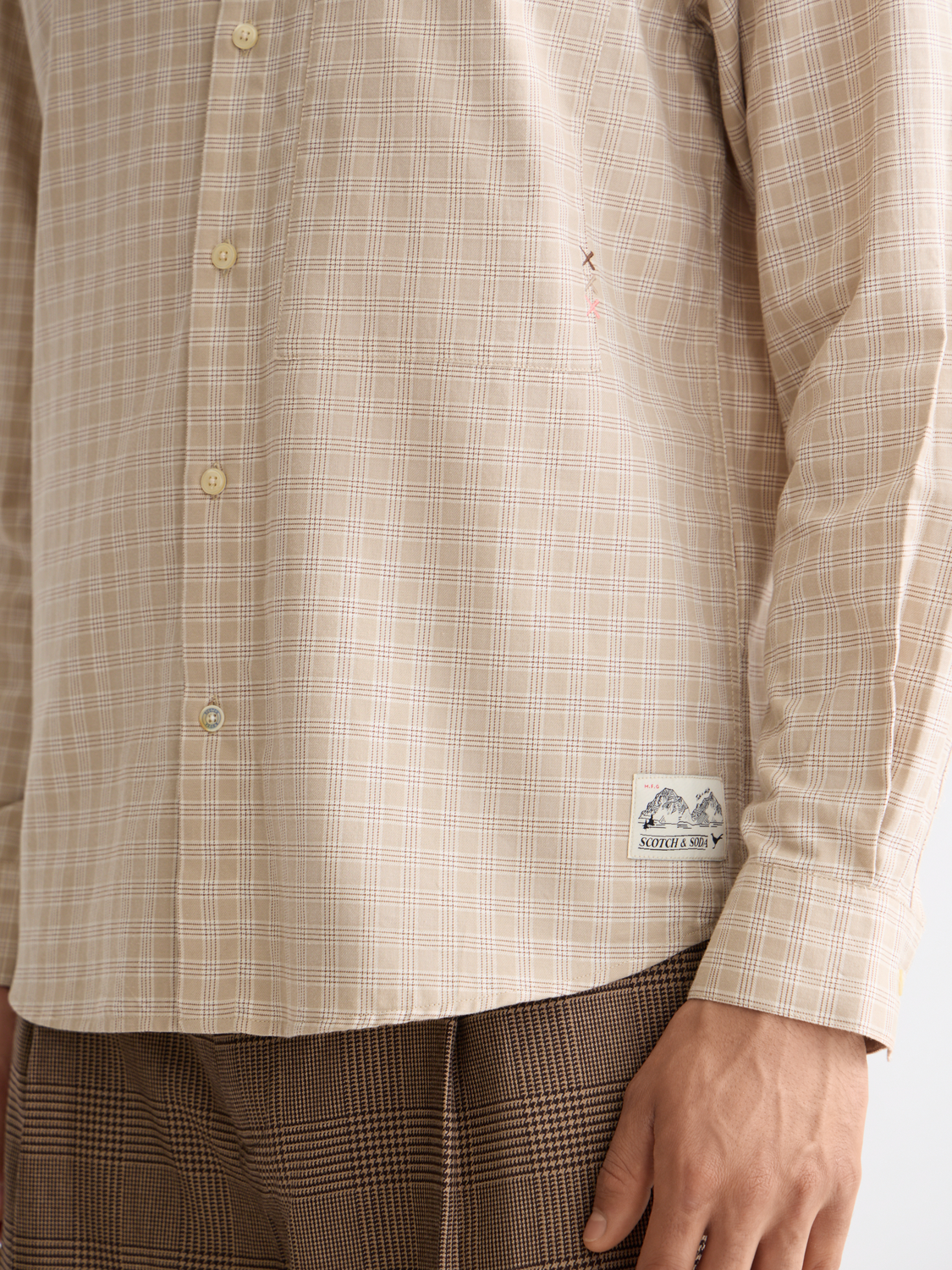 Lightweight Scotch & Soda flannel long-sleeve shirt in classic plaid pattern, casual and comfortable for everyday wear.