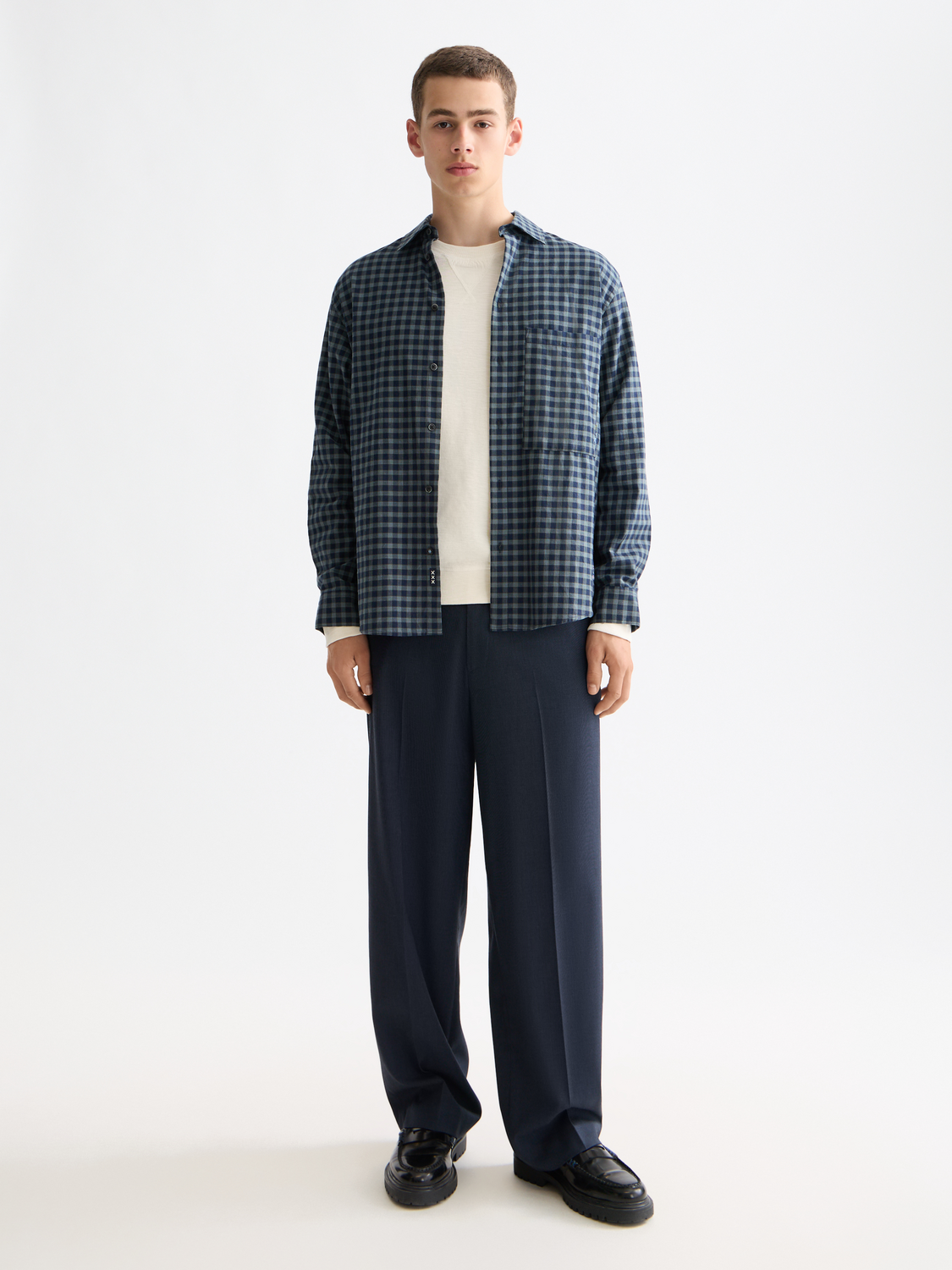 Lightweight Scotch & SODA flannel long-sleeve shirt in classic plaid pattern, versatile for casual wear.