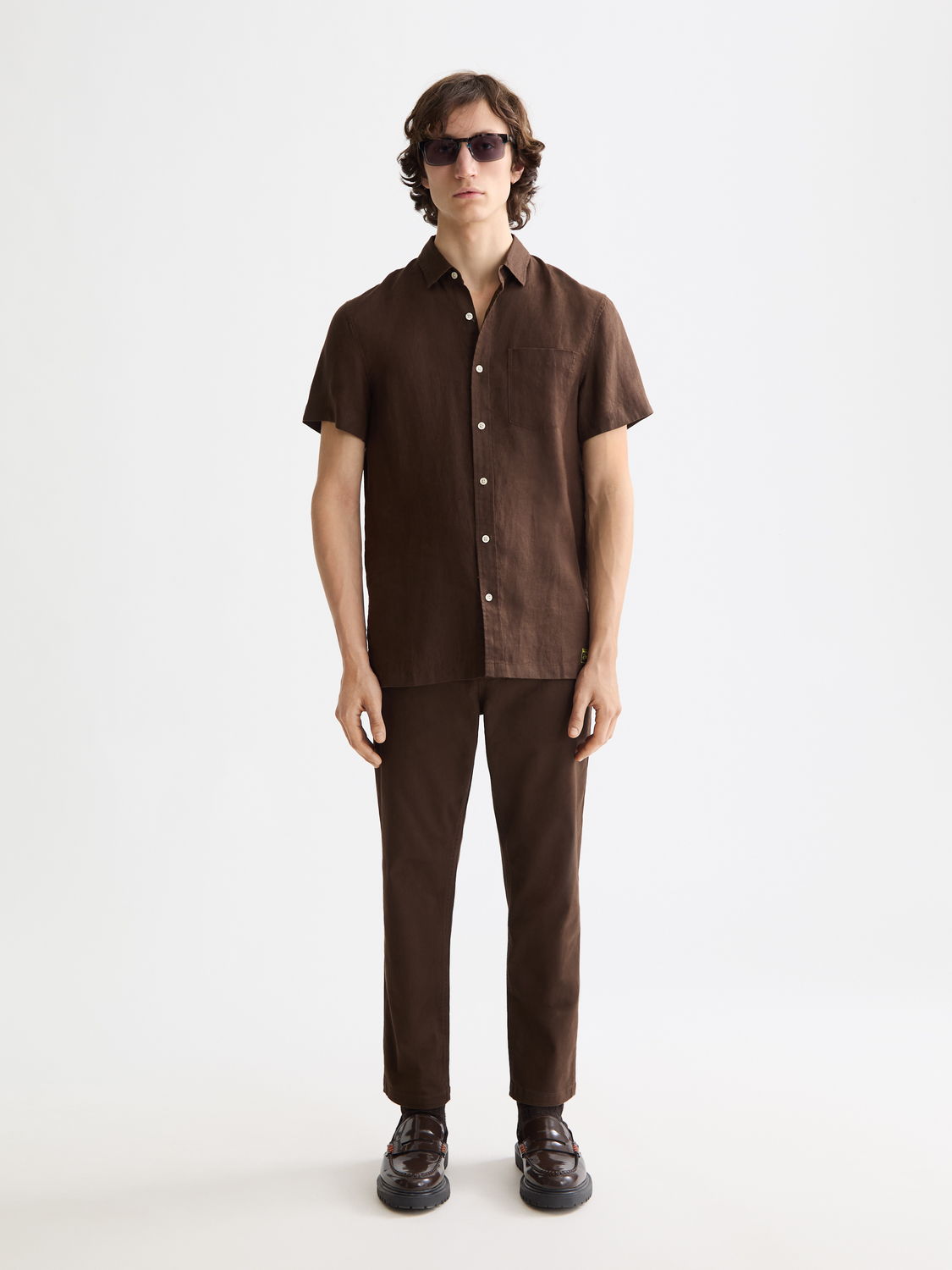 Light beige short-sleeved linen shirt from Scotch & Soda, casual men's S/S shirt with a relaxed fit and breathable fabric.