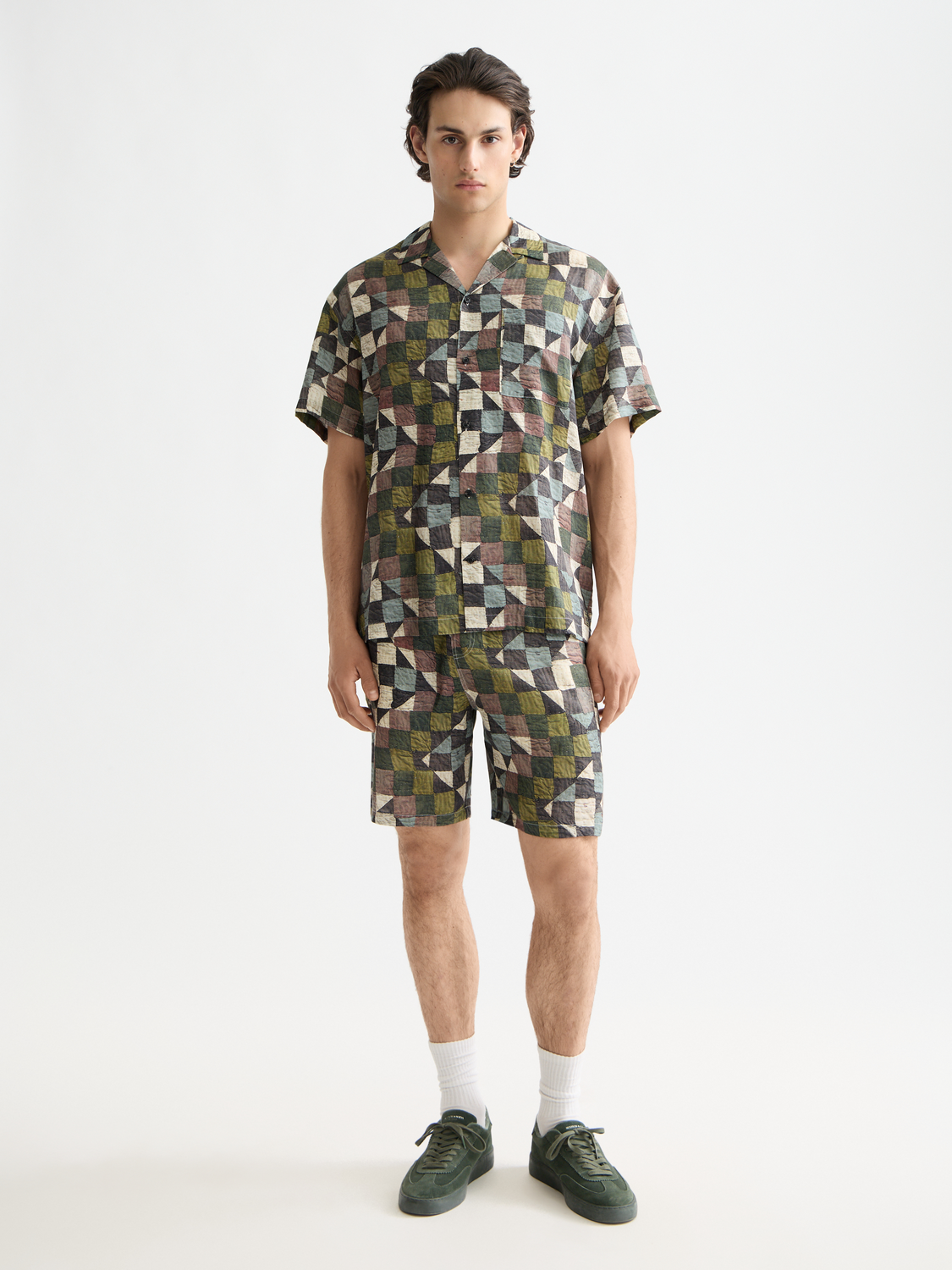 Printed short-sleeved shirt by Scotch & Soda, men's S/S shirt with vibrant pattern and classic collar, front view.