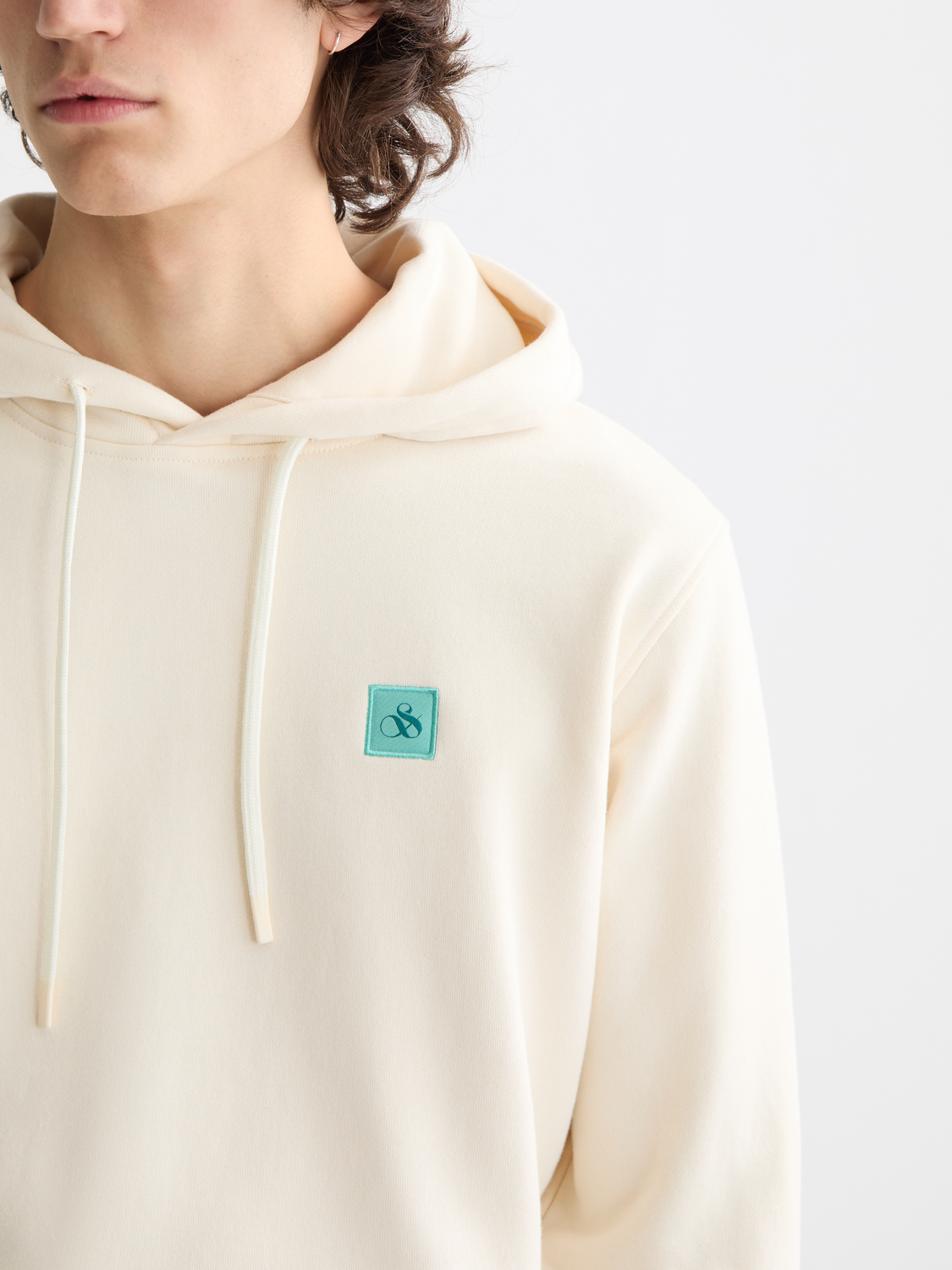 SCOTCH & SODA logo badge hoodie, a cozy sweatshirt with a logo patch on the chest, in soft fabric and casual style