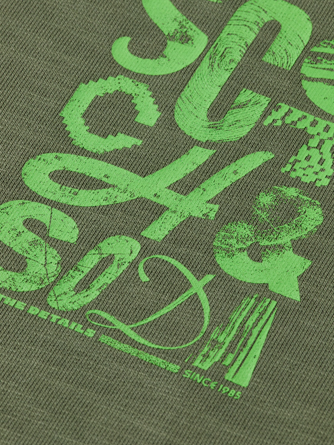 Gray SCOTCH & SODA sweatshirt with chest logo, casual long-sleeve sweats for men.