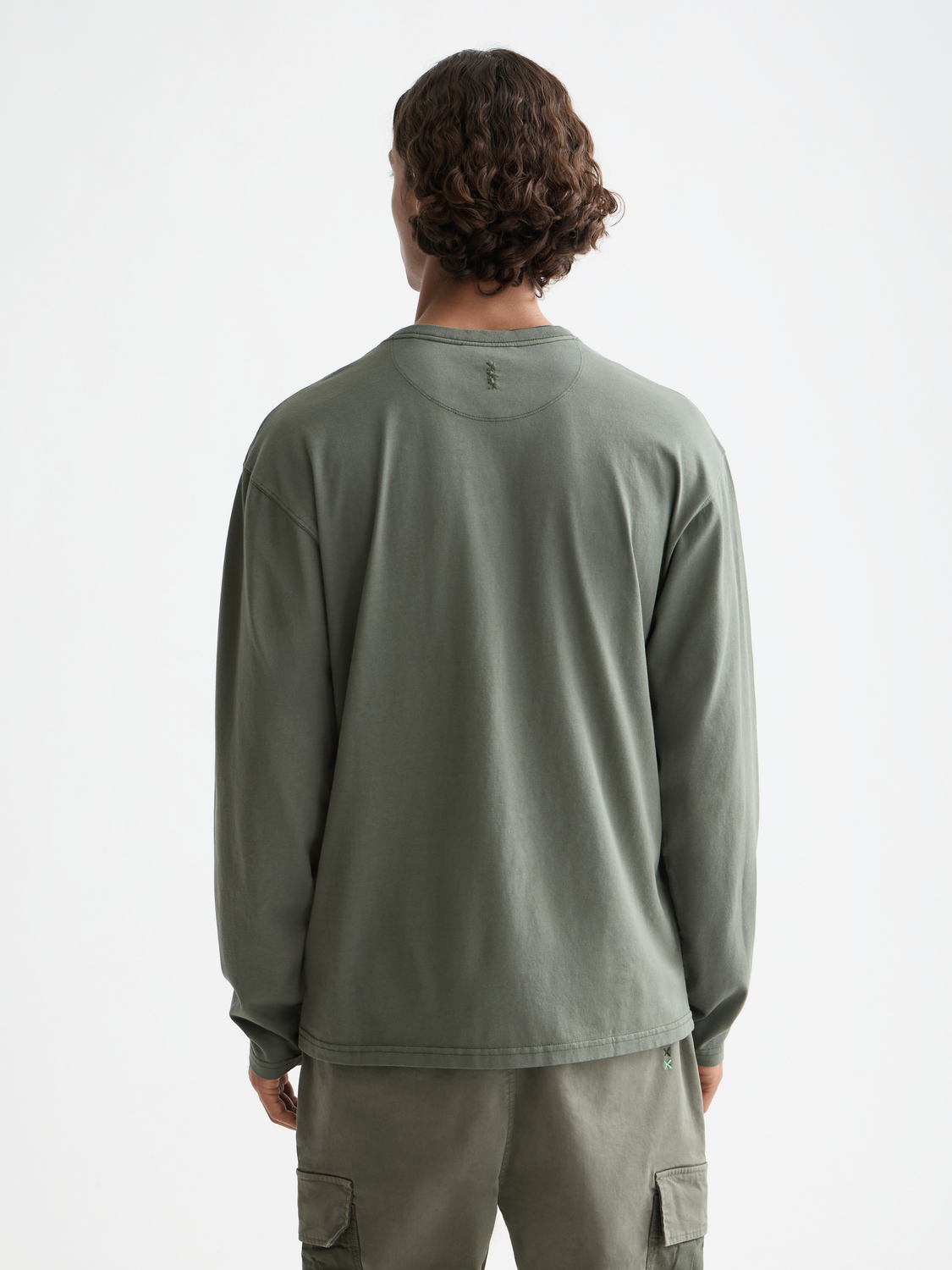Long-sleeved Scotch & Soda T-shirt with a classic fit, featuring a solid dark color and ribbed cuffs.