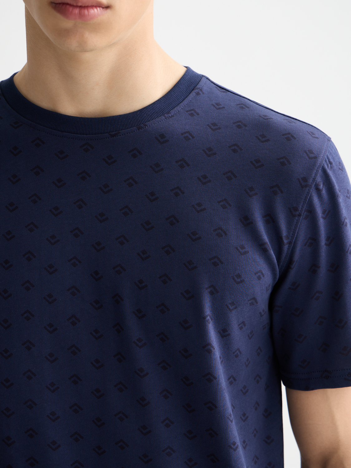 Printed Scotch & Soda short sleeve T-shirt with colorful graphic design on front, casual men's summer tee.