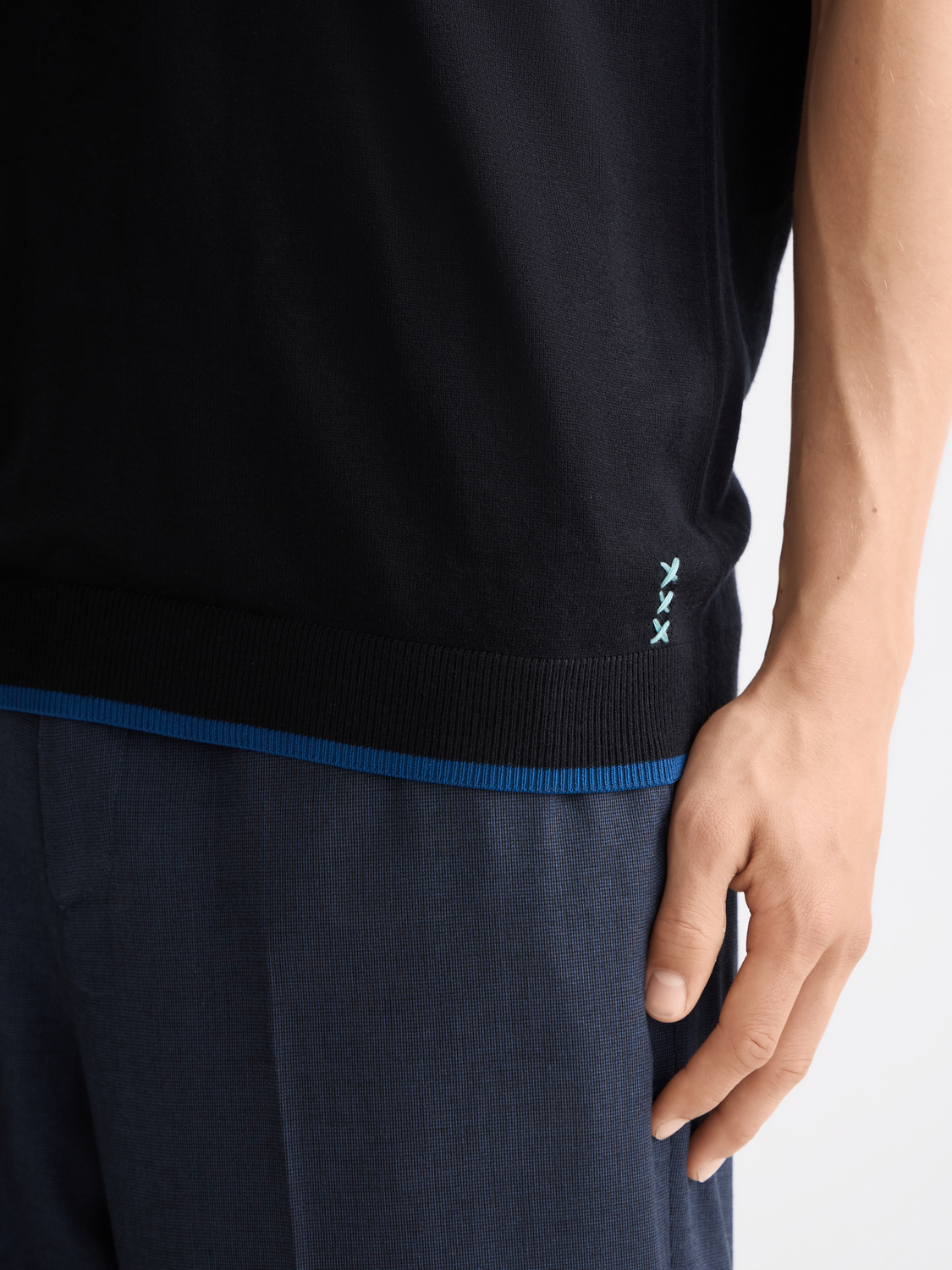 SCOTCH & SODA knitted T-shirt, soft knitwear with a relaxed fit, featuring a textured pattern and crew neckline.