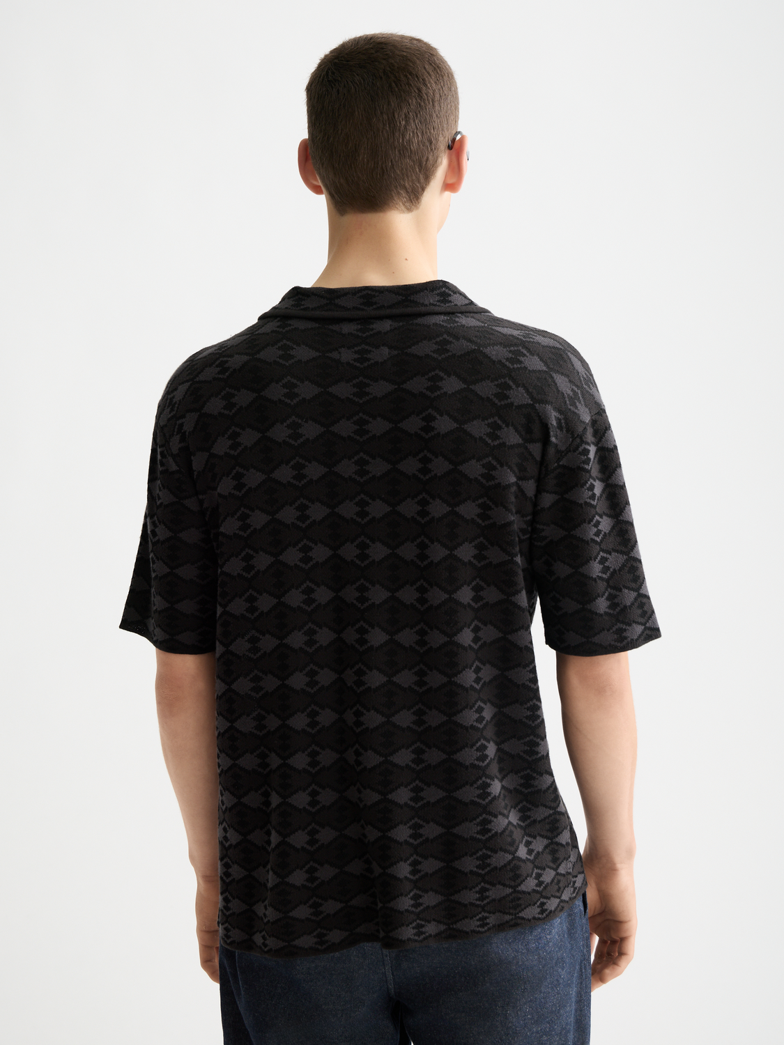 Gray knitted short-sleeved shirt from Scotch & Soda, close-up of the textured knit fabric and back view.