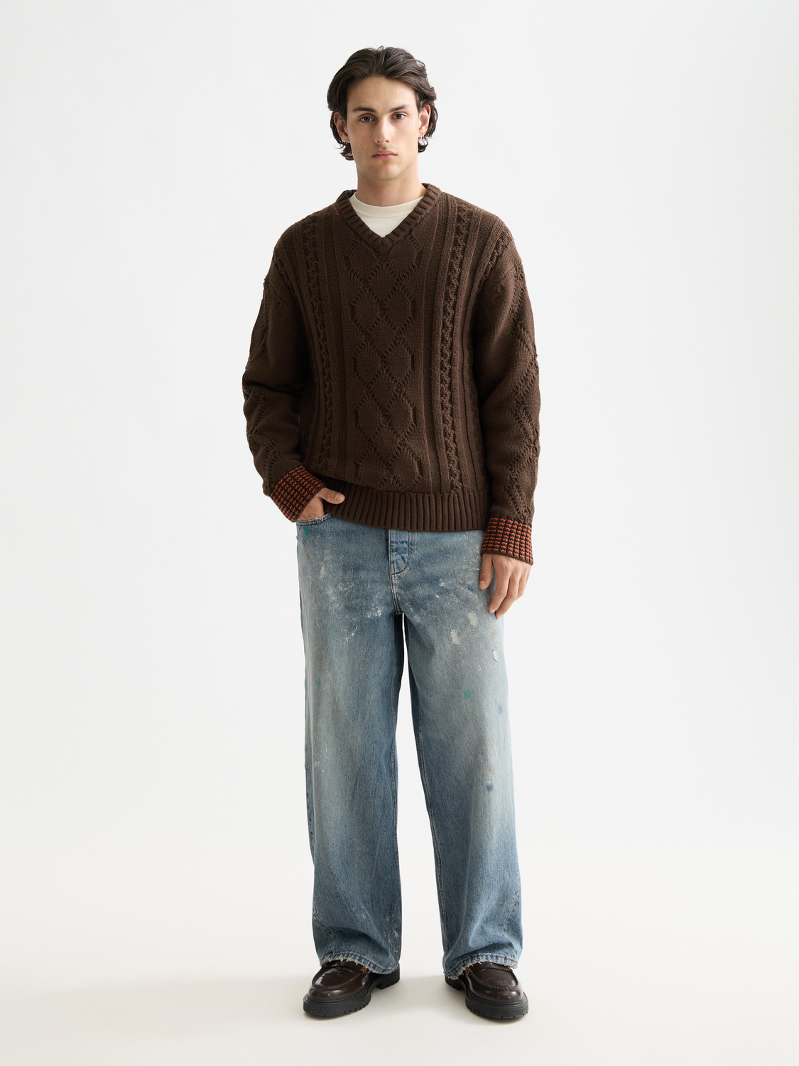 SCOTCH & SODA V-neck knitwear pullover in soft fabric, showcasing a classic V-neck design and stylish fit.