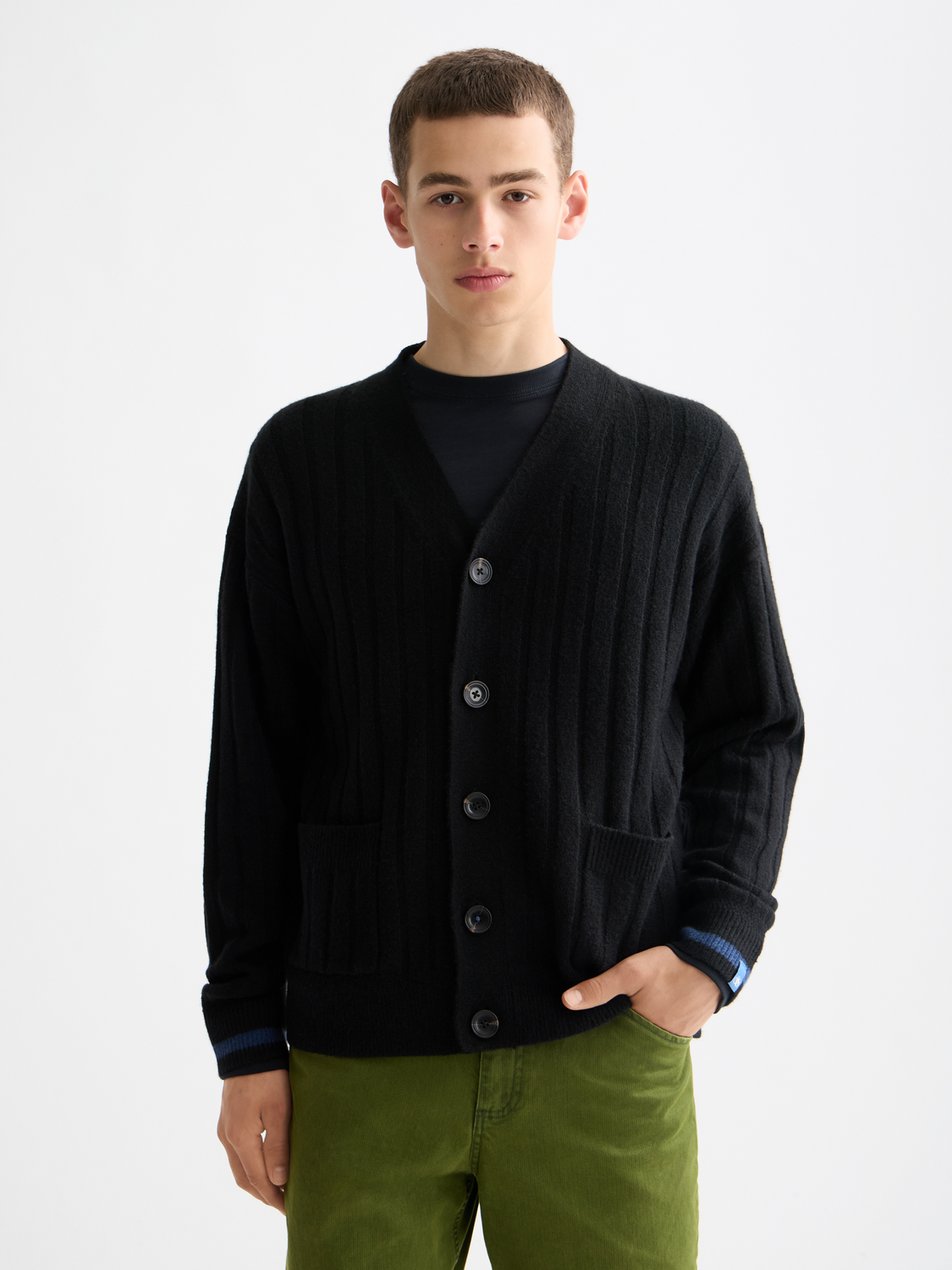 SCOTCH & SODA knitted cardigan in soft knitwear, featuring a cozy fit and textured design, displayed on a neutral background.