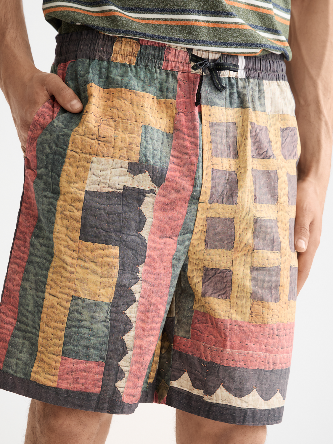 Loose-fit shorts from SCOTCH & SODA, casual men's shorts with a relaxed fit, displayed on a neutral background.