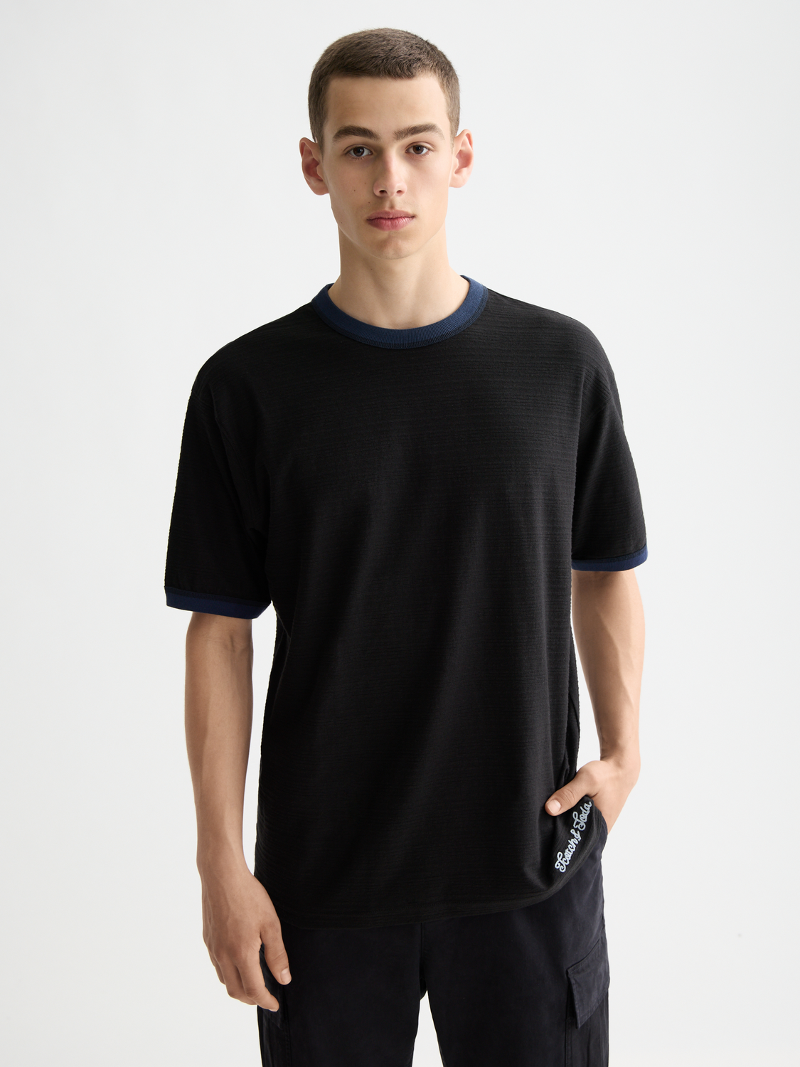 Scotch & Soda short-sleeve t-shirt with a bound neckline, casual fit, in soft fabric, featuring a stylish design on the front.