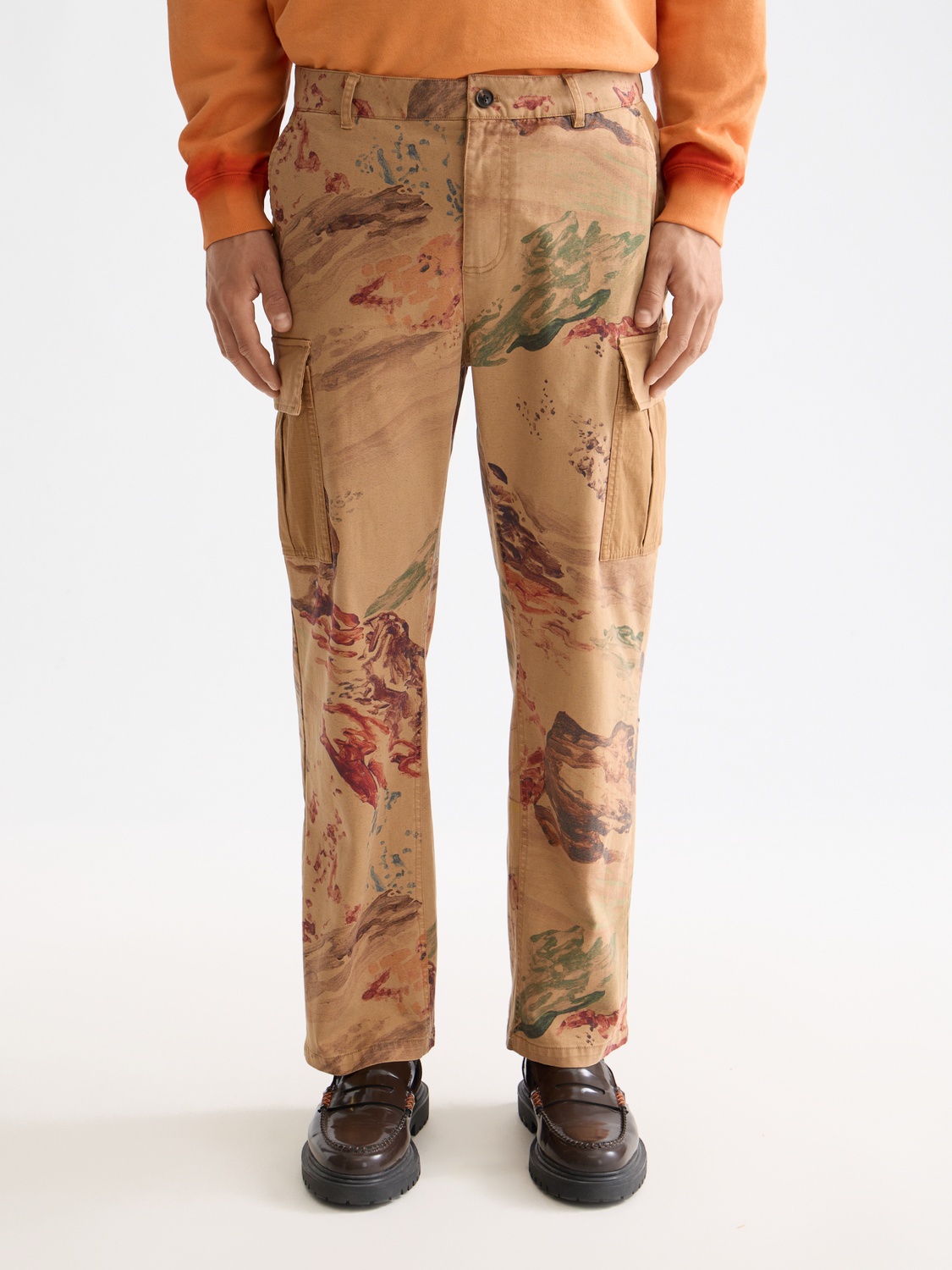 Scotch & Soda Harper cargo pants featuring multiple pockets, relaxed fit, and durable fabric in khaki color.